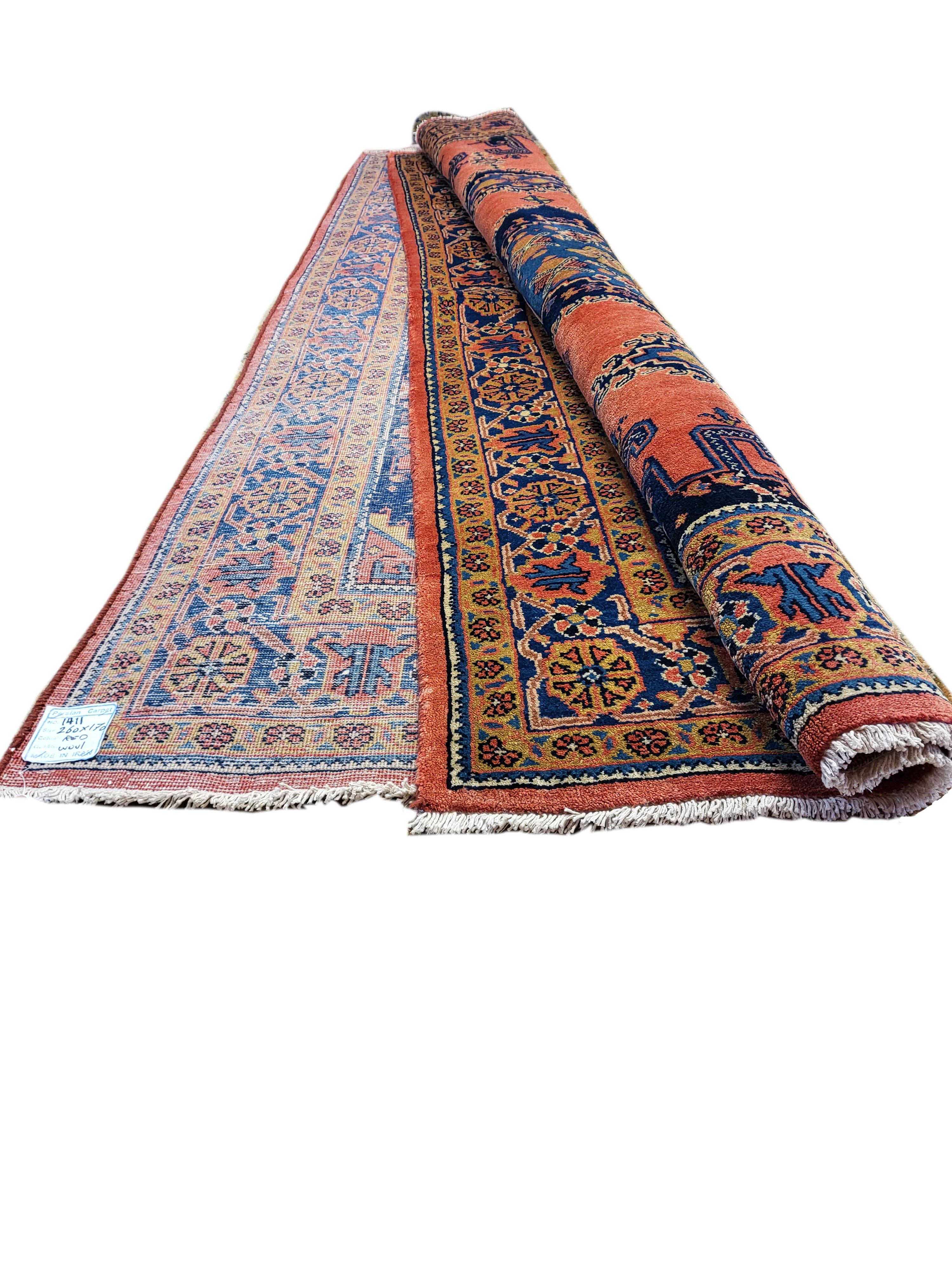 Atemberaubender persischer Arak aus den 50er Jahren. Dieser oft als Sarouk-Teppich bezeichnete Teppich ist in Wirklichkeit in Arak gewebt. Bekannt für das charakteristische Farbschema und die einzigartigen Boarder. Diese Teppiche sind plüschig und
