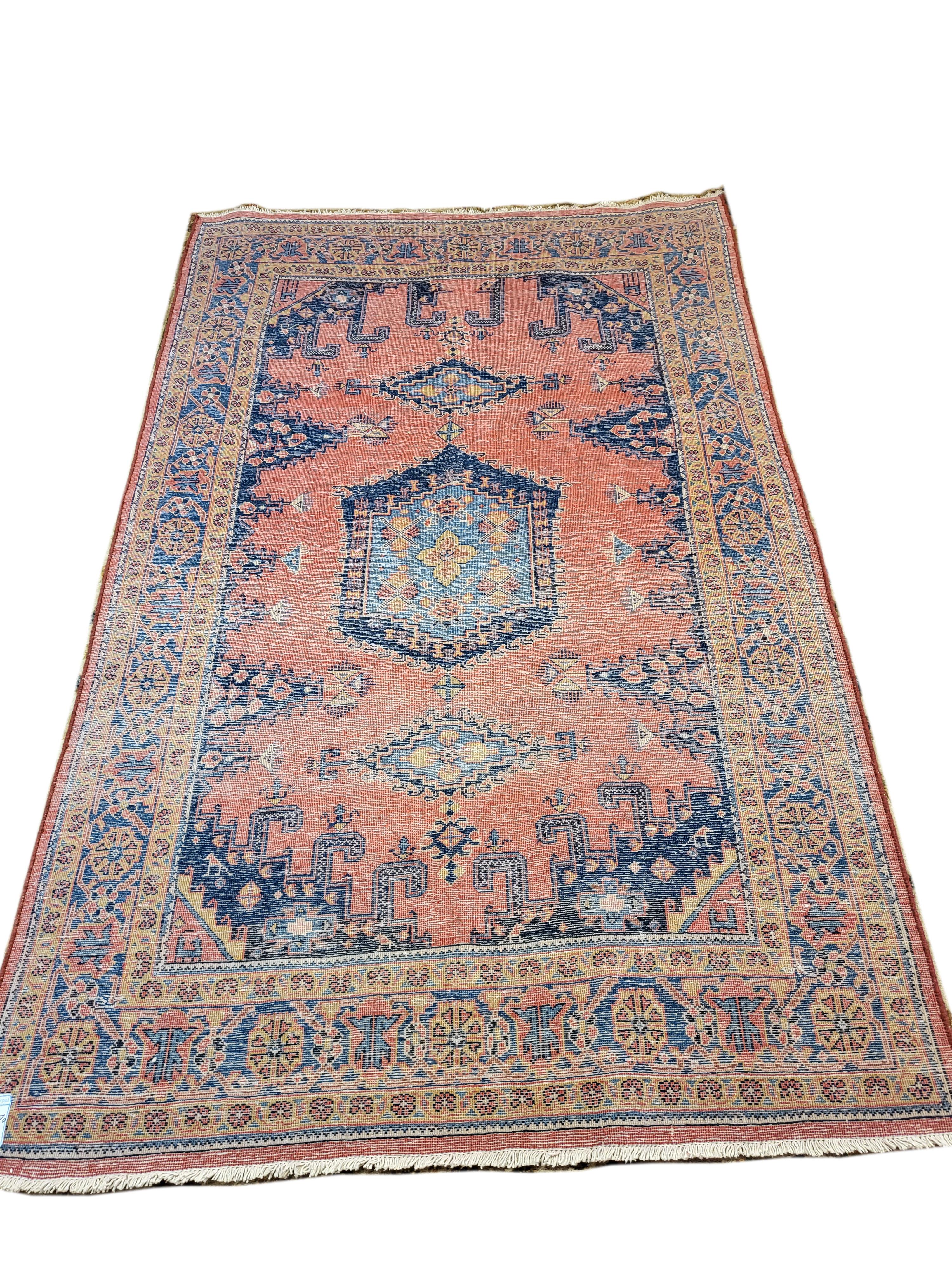 Antiker Wis / Arak - Persischer Teppich 5,5'x8,5' in Lachs, Marineblau, Gold (Sarouk Farahan) im Angebot