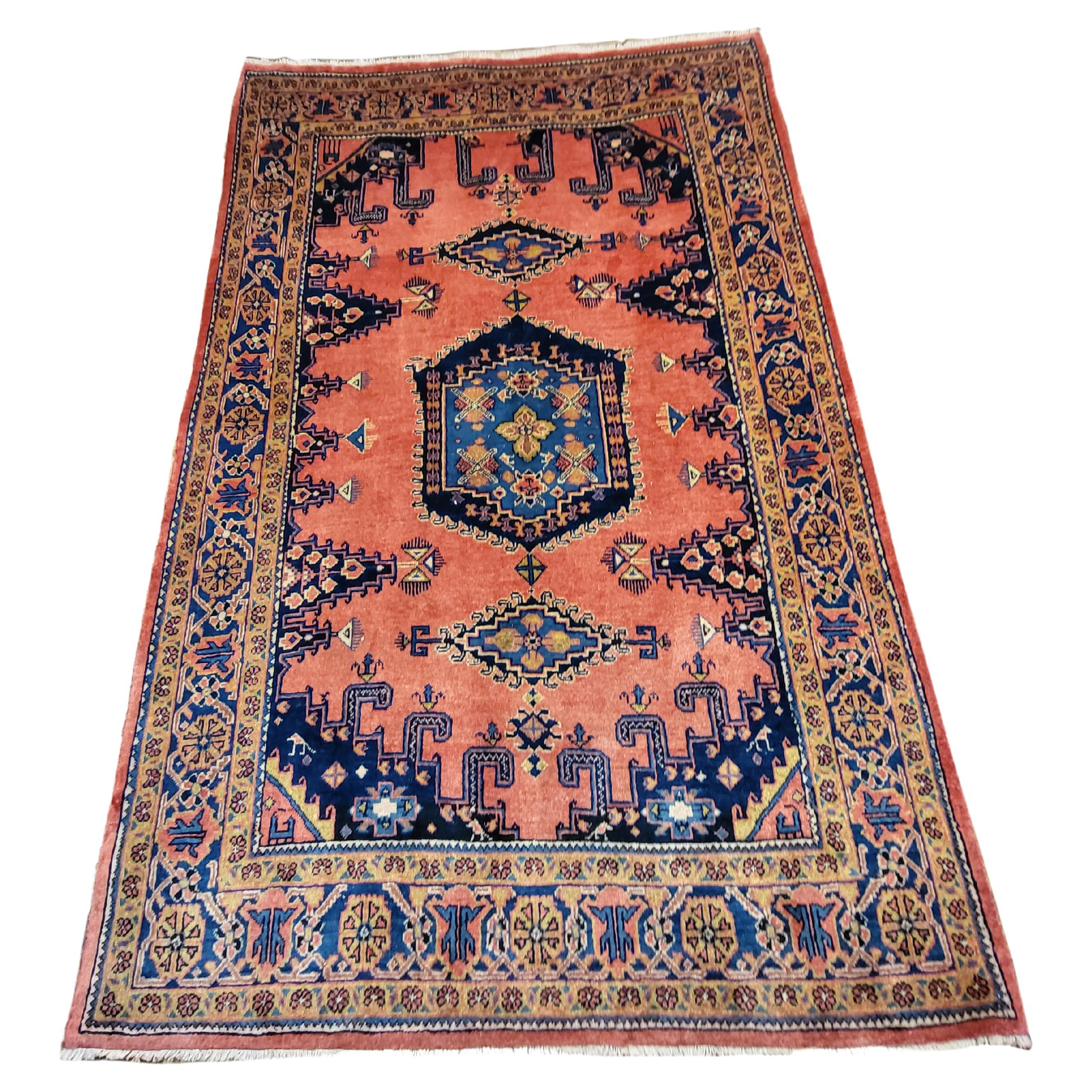 Antiker Wis / Arak - Persischer Teppich 5,5'x8,5' in Lachs, Marineblau, Gold im Angebot