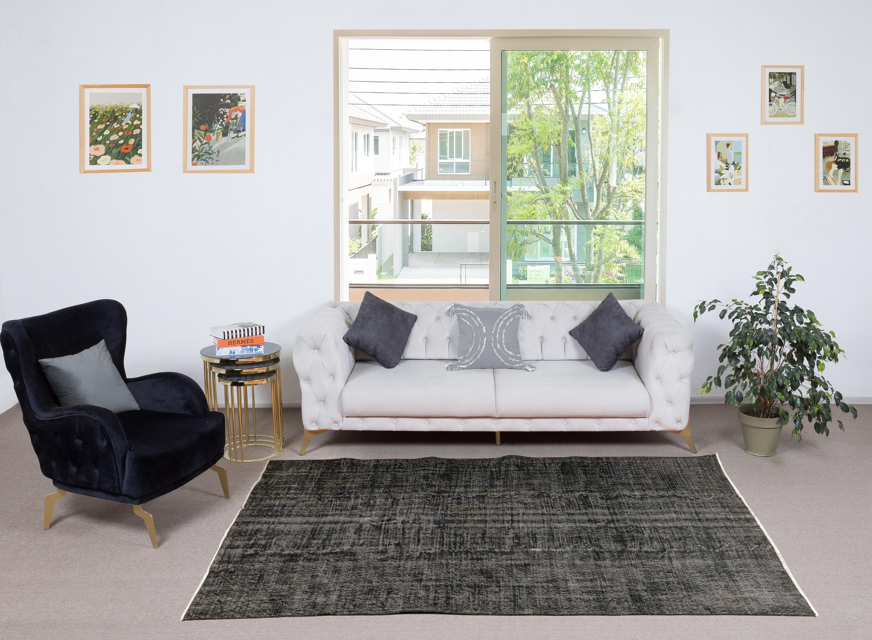 Unsere gefärbten Teppiche sind allesamt handgeknüpfte türkische Vintage-Teppiche, die in unserer Werkstatt sorgfältig restauriert und neu gestaltet wurden, damit sie zu einer breiten Palette von Einrichtungsstilen passen - von modern und