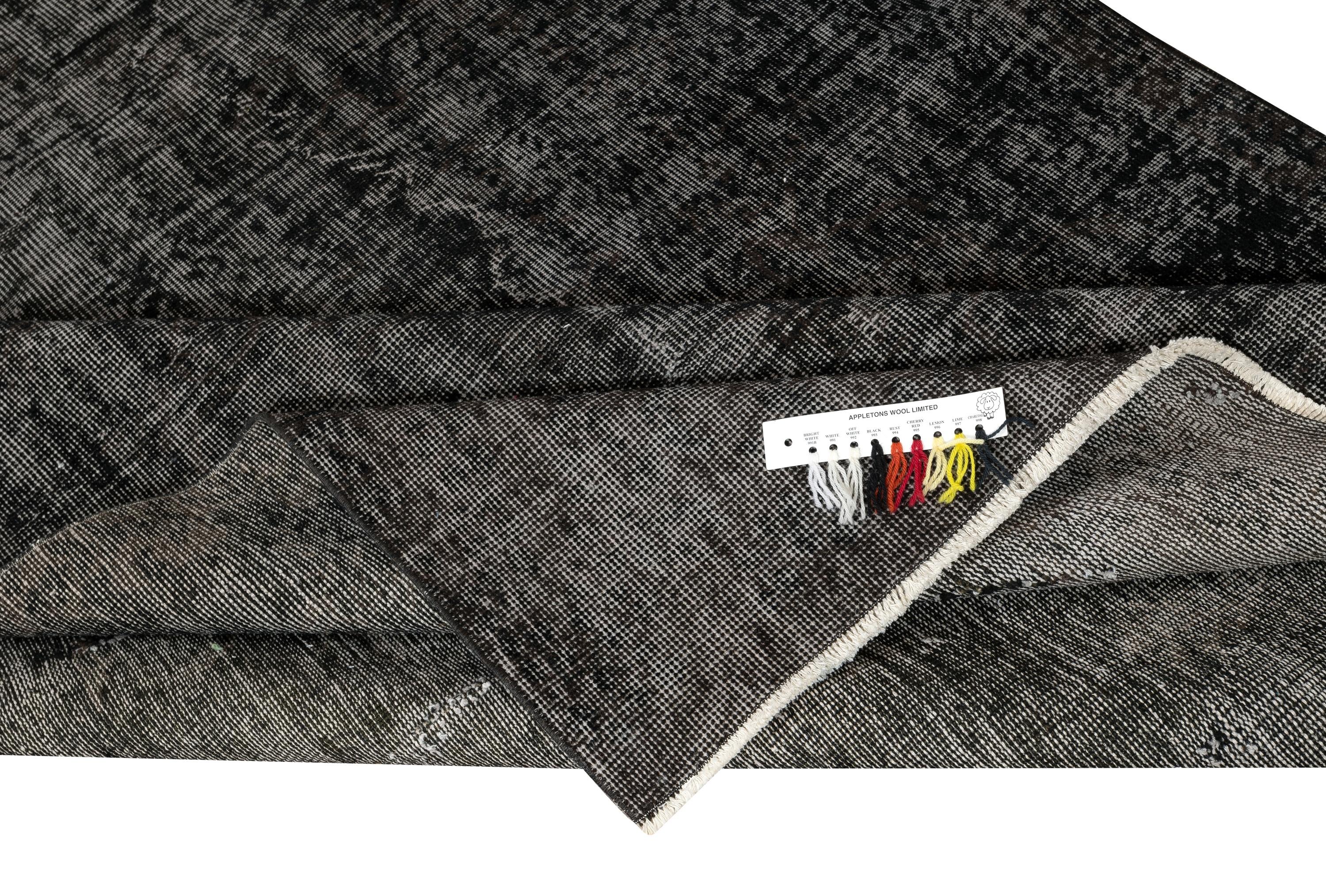 5.5x8.6 Ft Black Vintage Wool Area Rug für moderne Innenräume. Handgefertigt in der Türkei (Moderne) im Angebot