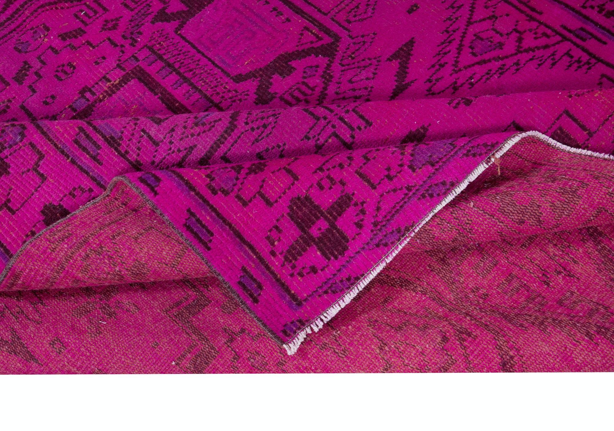5.5x8.6 Ft Elegant Modern Handmade Turkish Area Rug with Medallions in Hot Pink In Good Condition For Sale In Spring Valley, NY