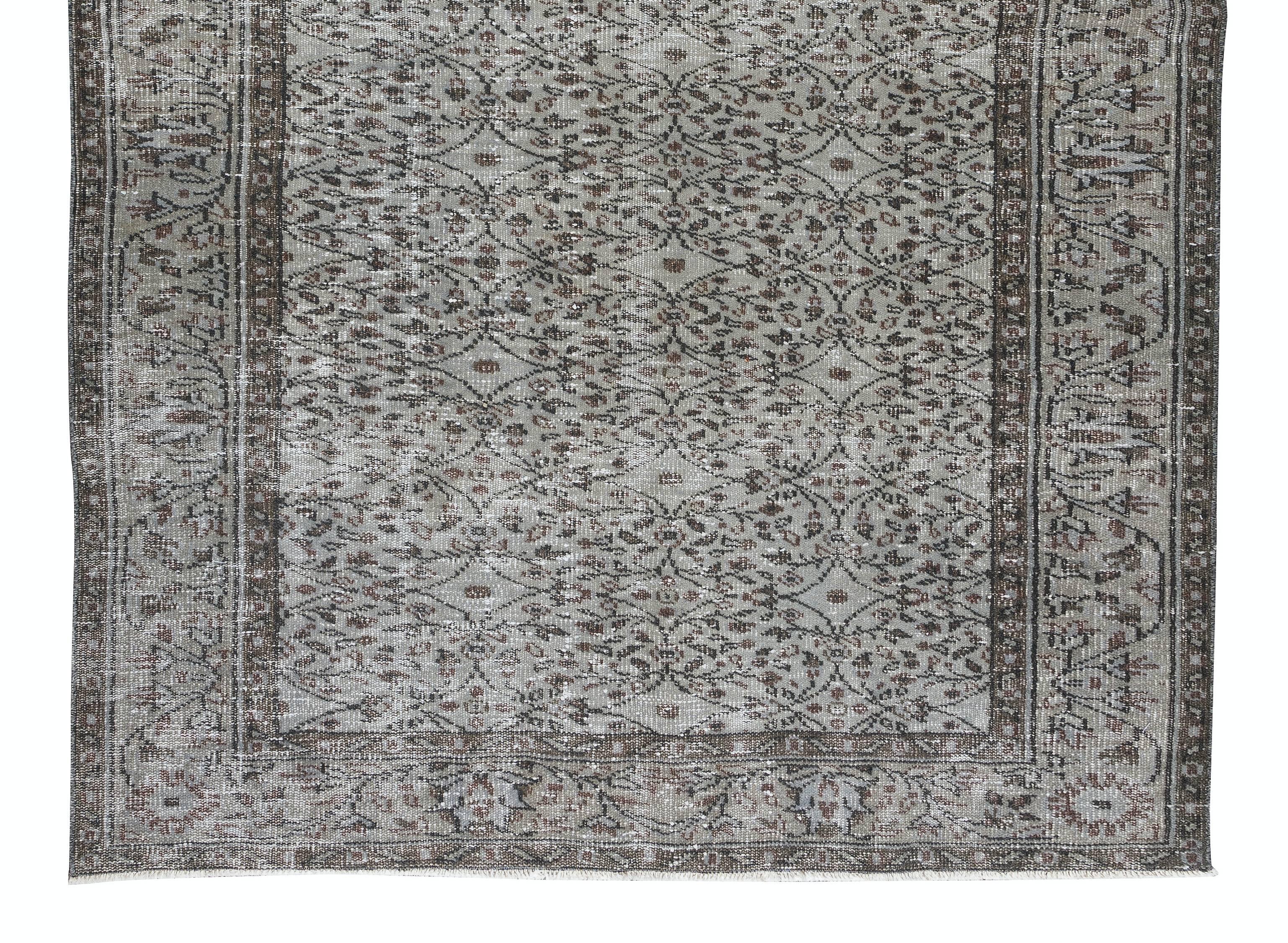 5.5x8.6 Ft Turkish Floral Area Rug in Grau, handgeknüpfter Vintage-Wollteppich (Handgeknüpft) im Angebot