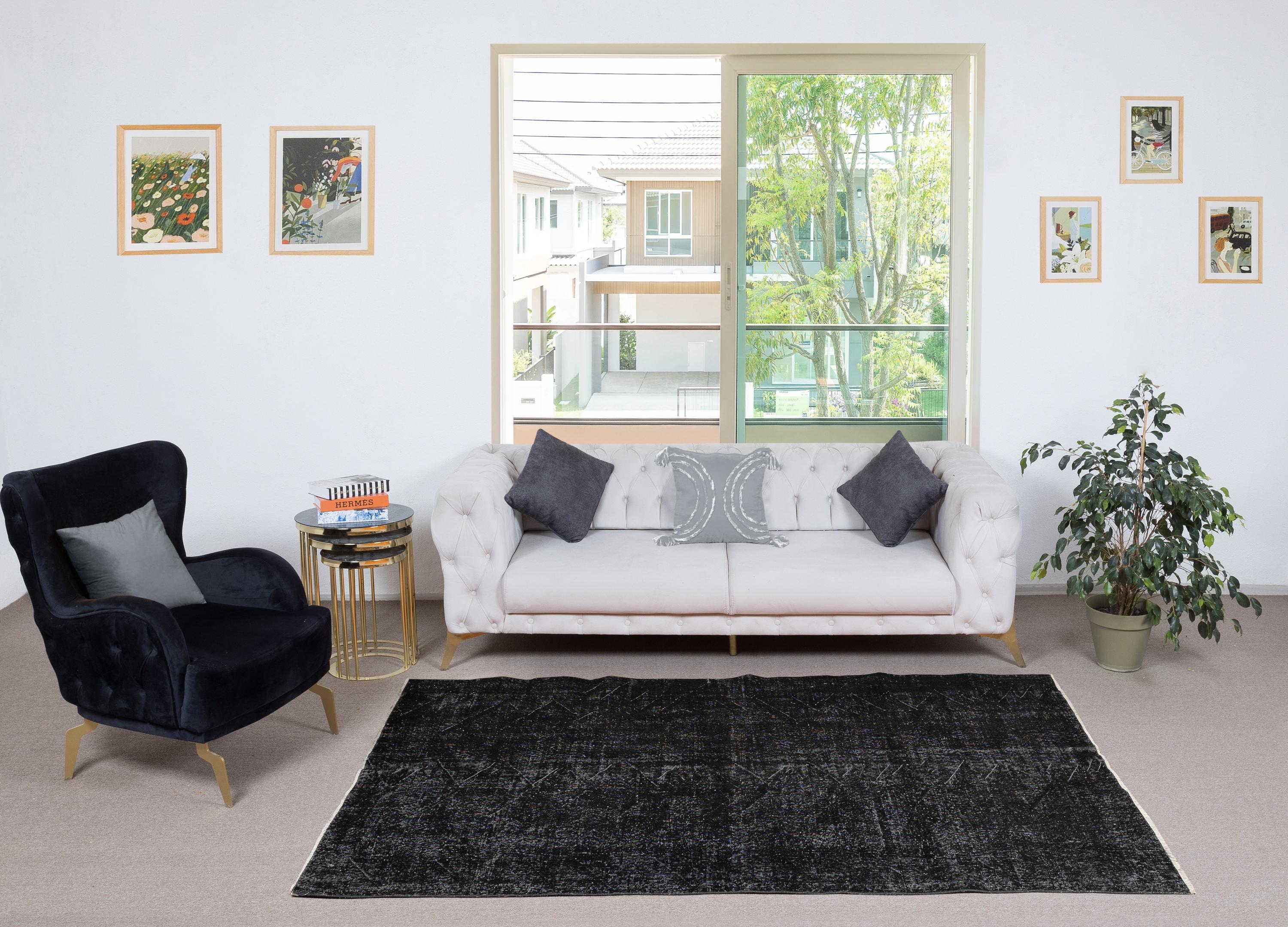 Unsere gefärbten Teppiche sind allesamt handgeknüpfte türkische Vintage-Teppiche, die in unserer Werkstatt sorgfältig restauriert und neu gestaltet wurden, damit sie zu einer breiten Palette von Einrichtungsstilen passen - von modern und