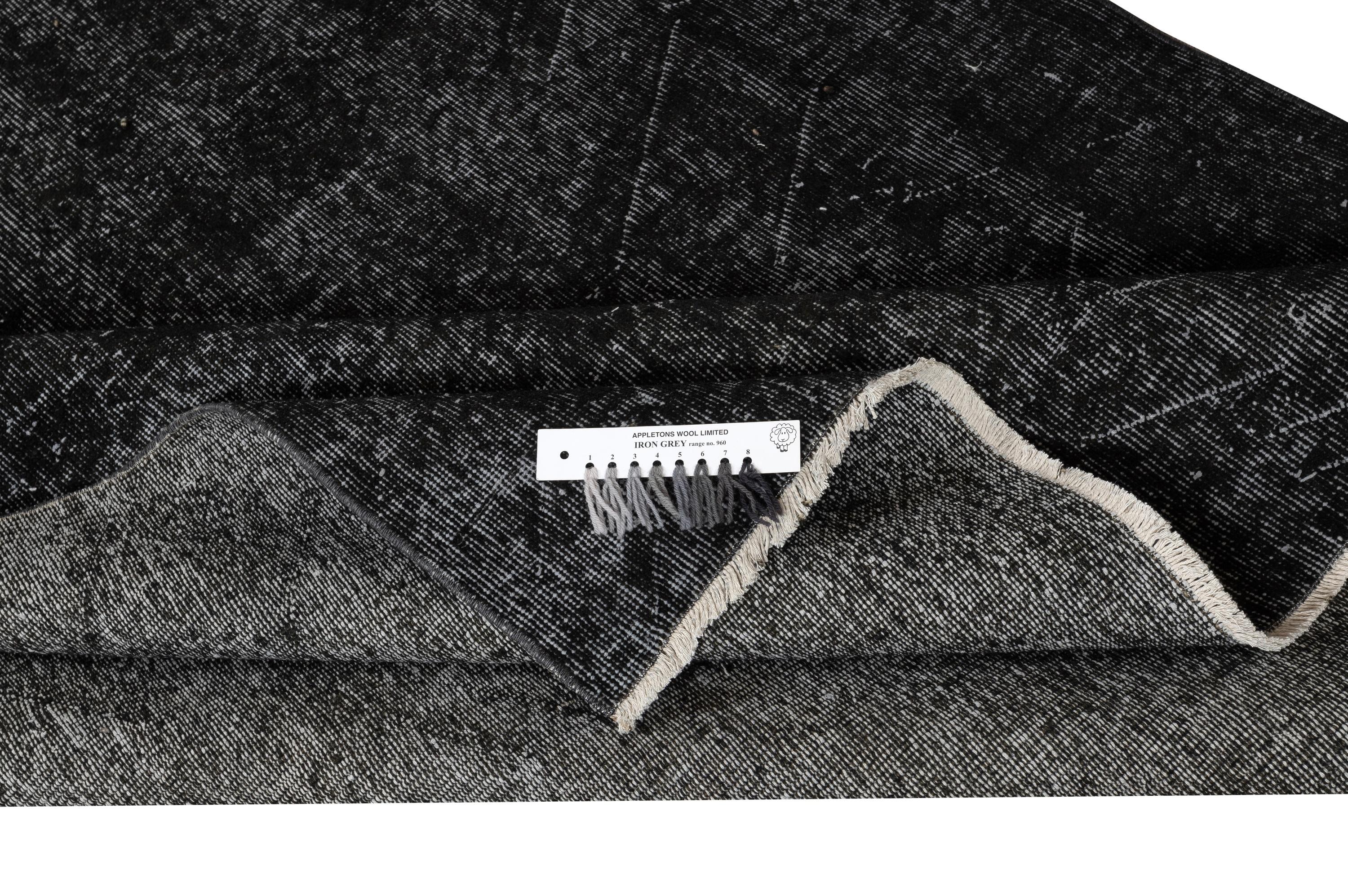 5.5x8.6 Ft Vintage Handmade Türkisch Teppich Overdyed in Schwarz für moderne Innenräume (Moderne) im Angebot