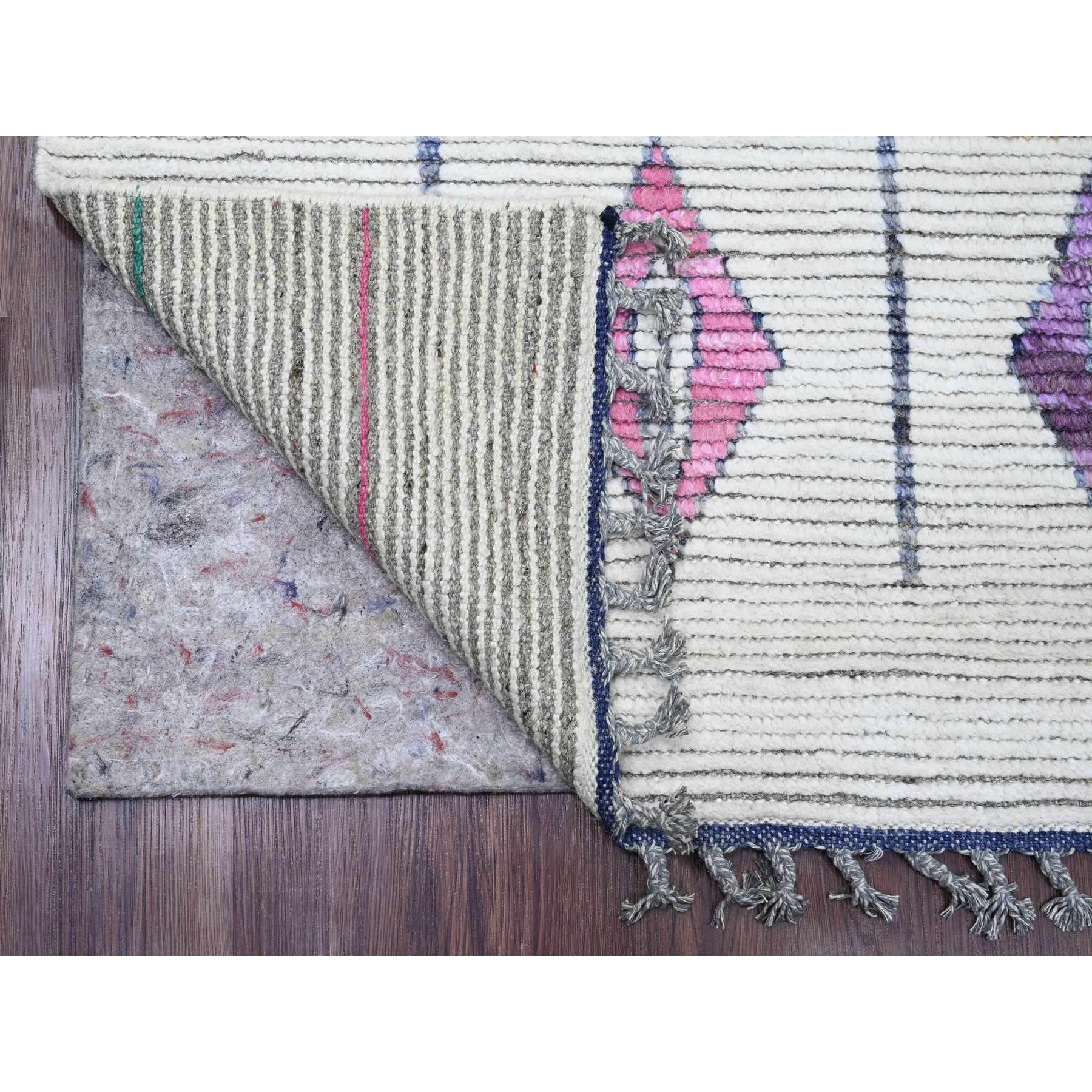 Daisy White, tissage marocain avec des motifs tribaux et géométriques colorés, ton sur ton, noué à la main, laine douce, poils texturés, tapis d'Orient
Matières premières : Laine
Latex : Pas de poils 
hauteur : 0,25 pouces
Style :