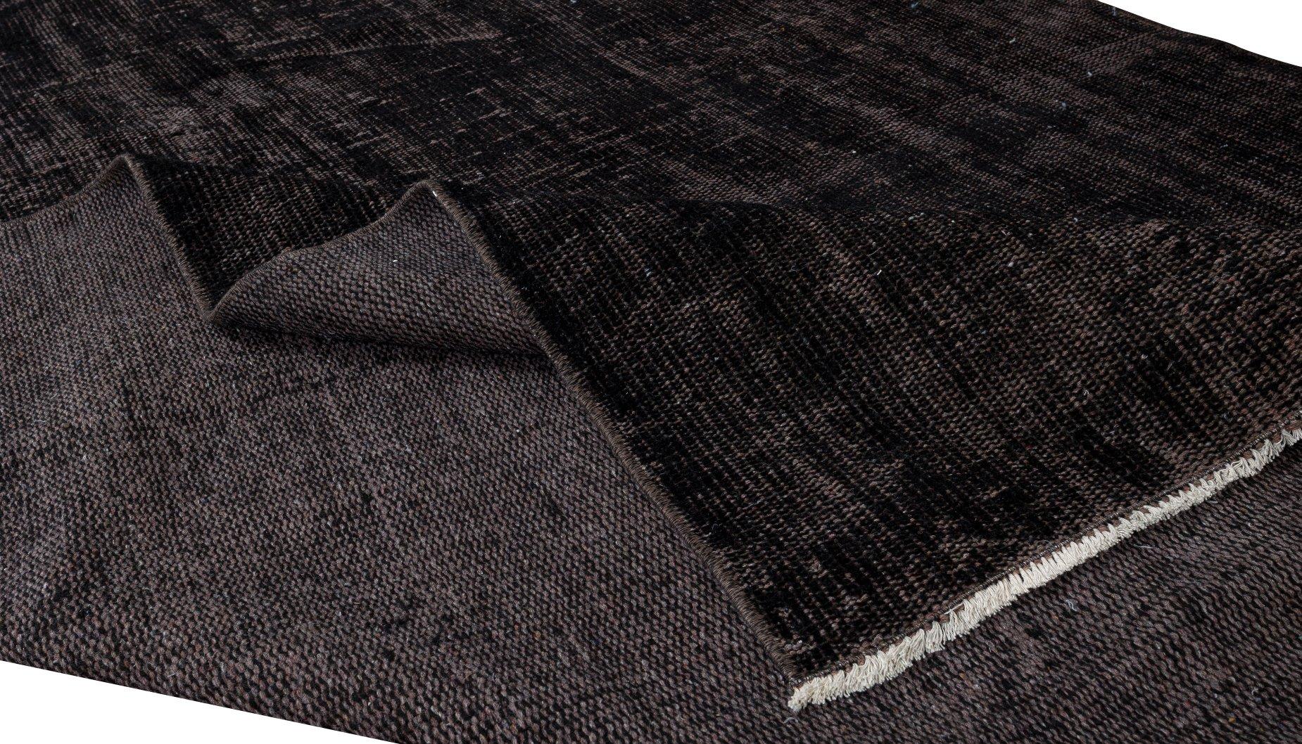 Moderno Tappeto vintage contemporaneo 5.5x8.7 Ft in nero solido, fatto a mano in Turchia in vendita