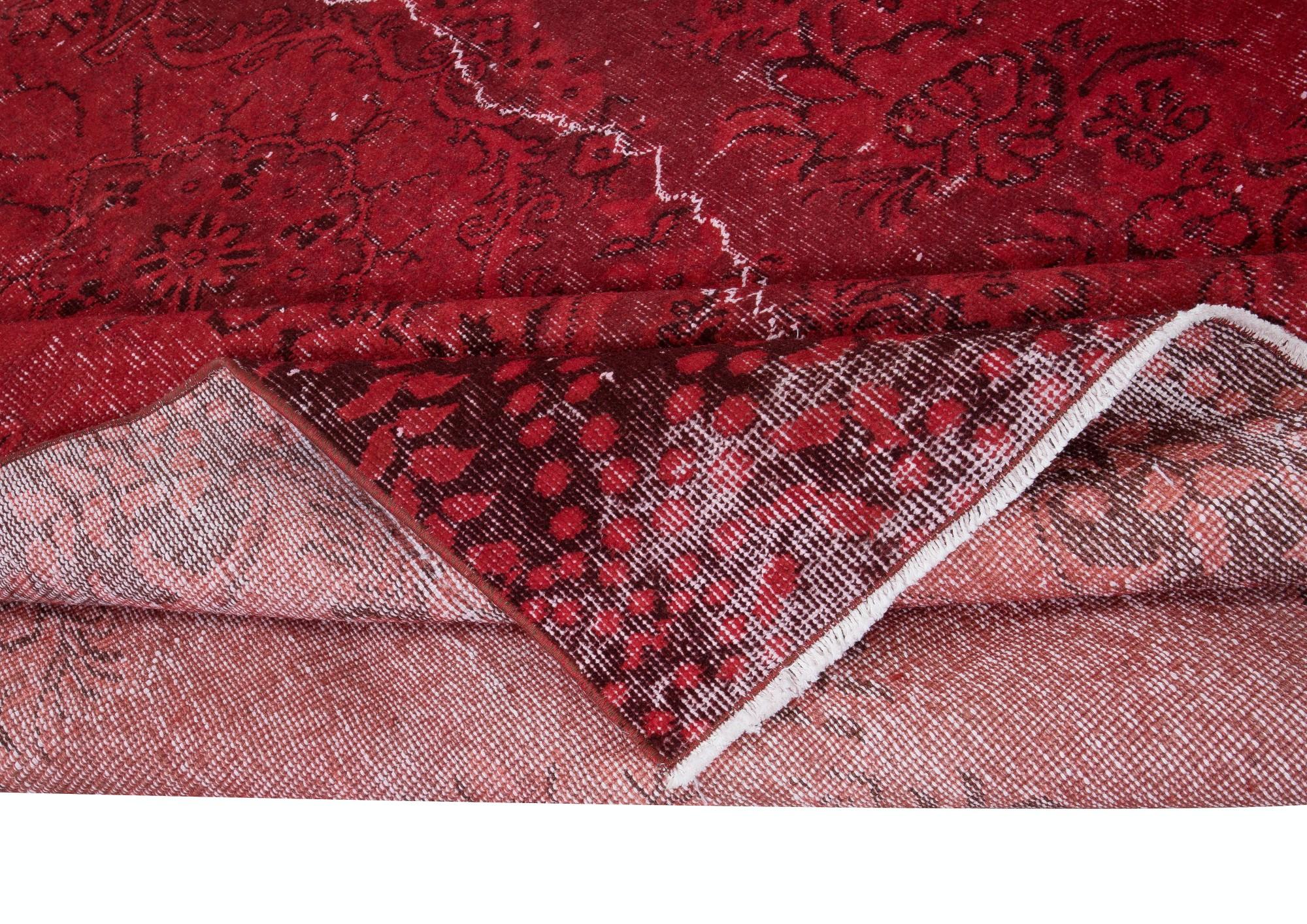 Moderne 5.5x8.7 Ft Distressed Handmade Dark Red Rug, Turkish Carpet for Modern Interiors (Tapis turc pour intérieurs modernes) en vente