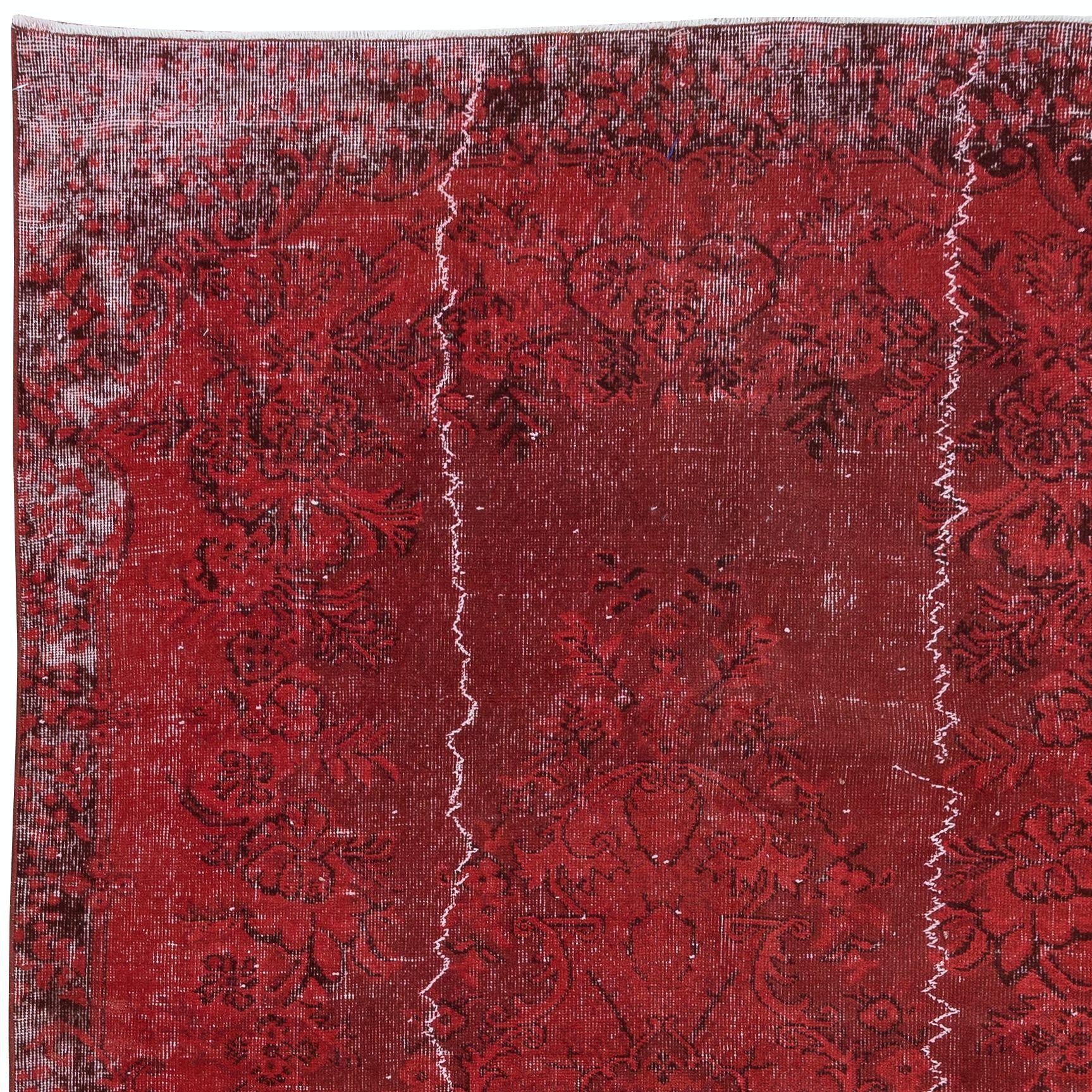 Turc 5.5x8.7 Ft Distressed Handmade Dark Red Rug, Turkish Carpet for Modern Interiors (Tapis turc pour intérieurs modernes) en vente