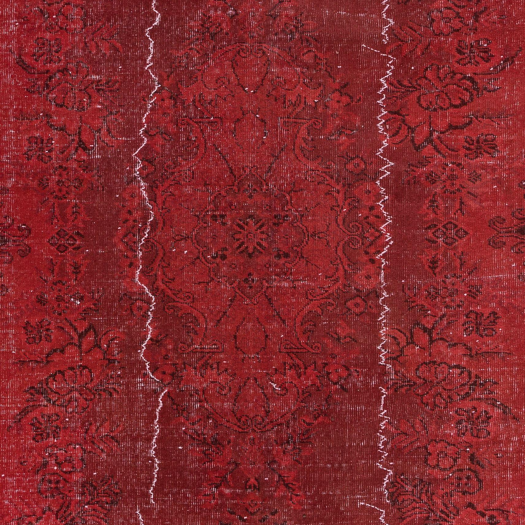 Noué à la main 5.5x8.7 Ft Distressed Handmade Dark Red Rug, Turkish Carpet for Modern Interiors (Tapis turc pour intérieurs modernes) en vente