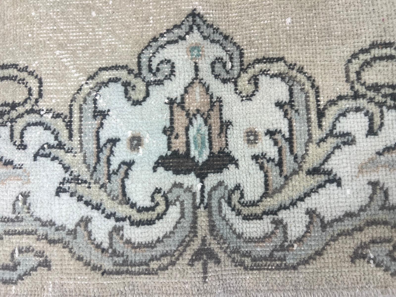 5,5x8.7 Ft Französischer Aubusson inspirierter Vintage handgeknüpfter Teppich aus türkischer Wolle mit Akzent im Angebot 2