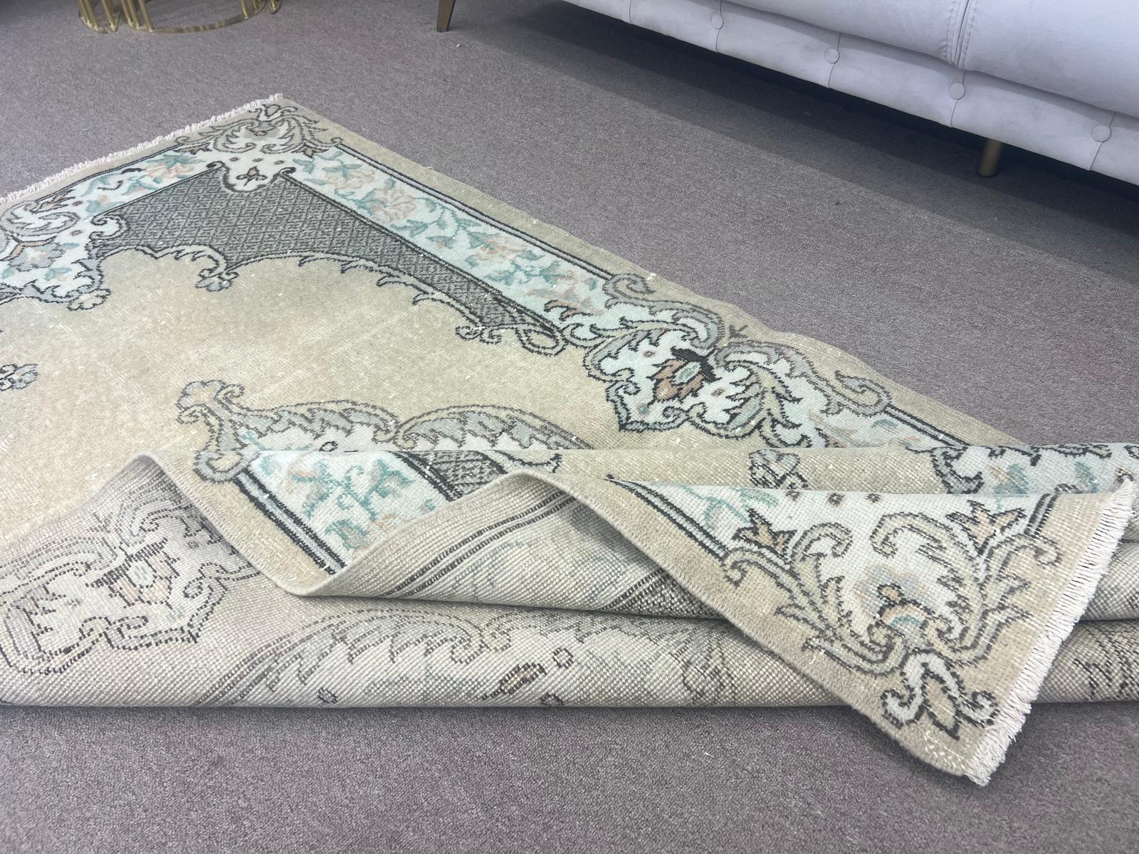 5,5x8.7 Ft Französischer Aubusson inspirierter Vintage handgeknüpfter Teppich aus türkischer Wolle mit Akzent im Angebot 3