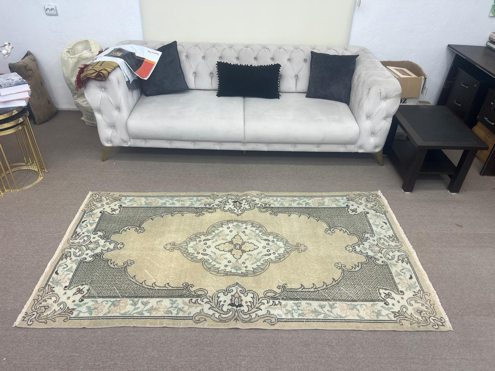 5,5x8.7 Ft Französischer Aubusson inspirierter Vintage handgeknüpfter Teppich aus türkischer Wolle mit Akzent (Oushak) im Angebot