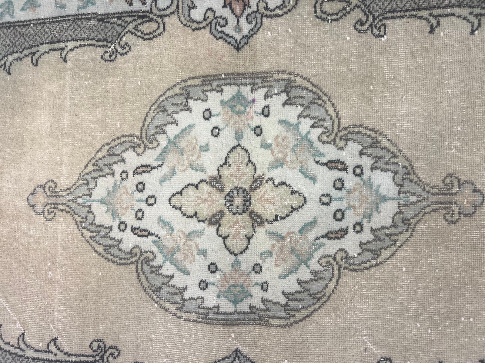 5,5x8.7 Ft Französischer Aubusson inspirierter Vintage handgeknüpfter Teppich aus türkischer Wolle mit Akzent (20. Jahrhundert) im Angebot