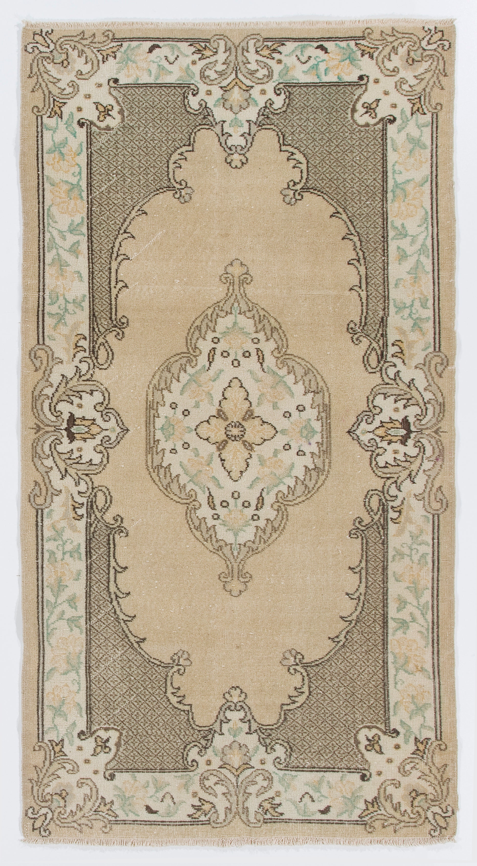 Alfombra de acento de lana turca anudada a mano de inspiración vintage francesa Aubusson de 5,5 x 8,7 pies