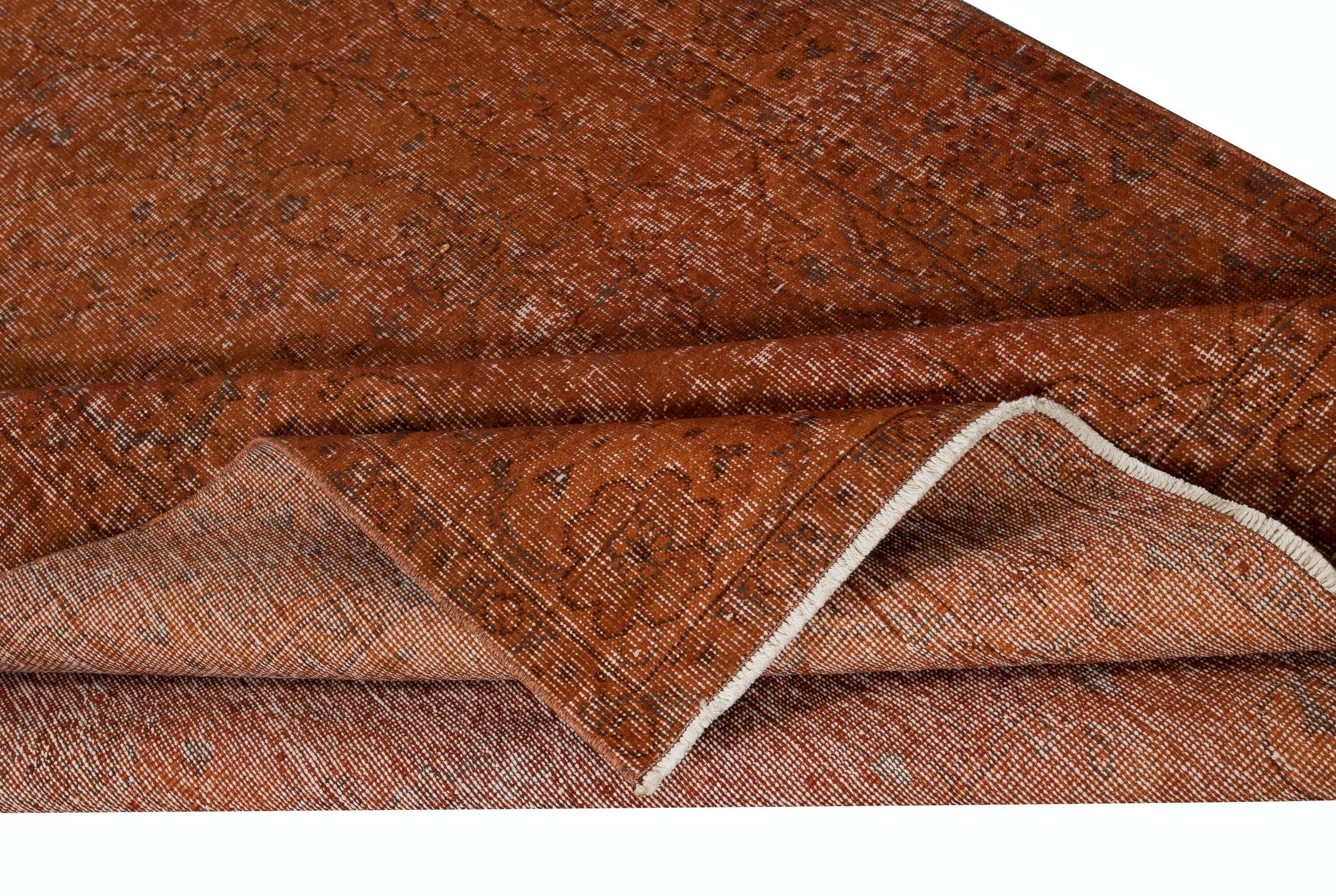Handgefertigter türkischer Wollteppich 5,5x8.7 Ft Re-Dyed in Orange für Modern Interiors, handgefertigt (Moderne) im Angebot