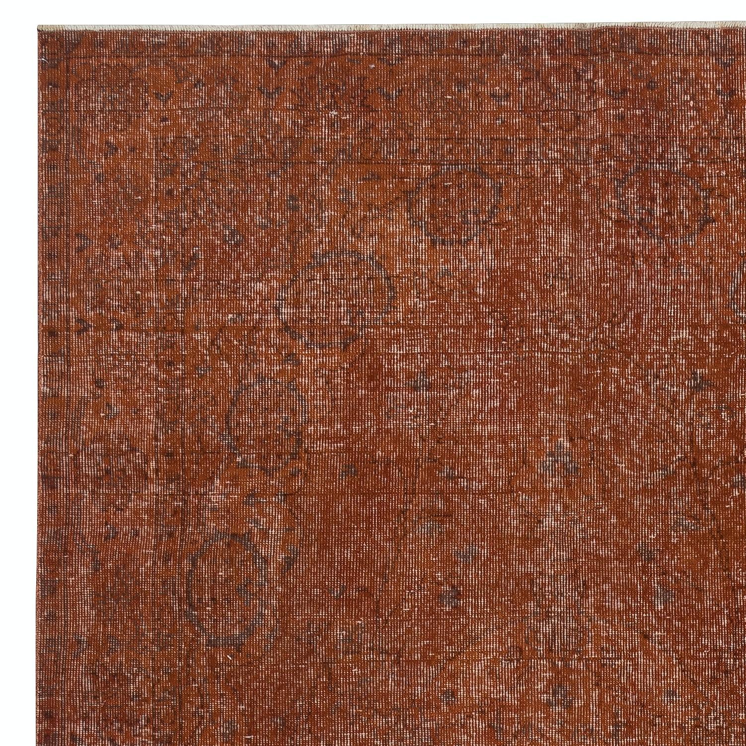 Handgefertigter türkischer Wollteppich 5,5x8.7 Ft Re-Dyed in Orange für Modern Interiors, handgefertigt (Türkisch) im Angebot
