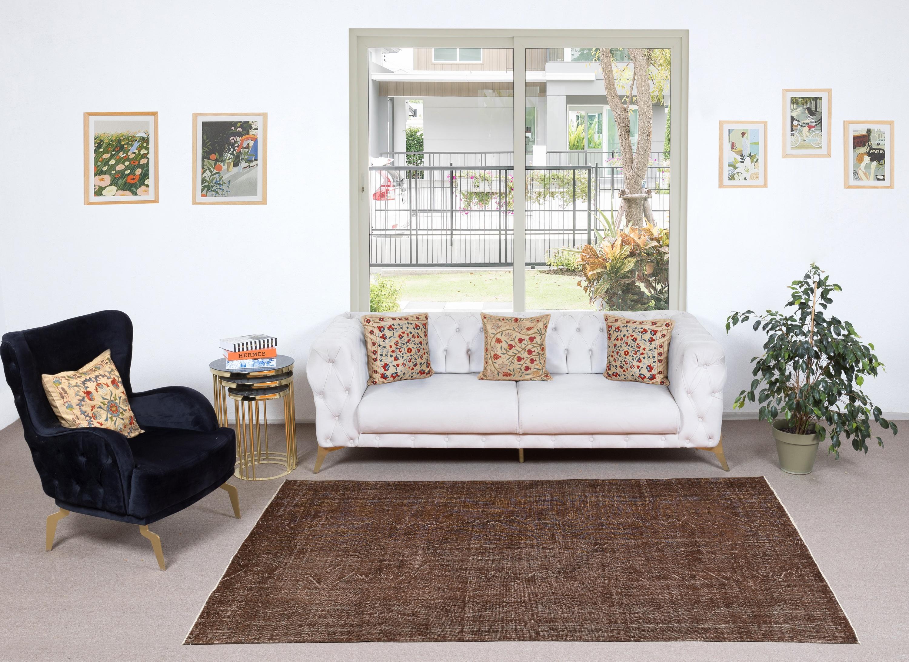 Unsere gefärbten Teppiche sind allesamt handgeknüpfte türkische Vintage-Teppiche, die in unserer Werkstatt sorgfältig restauriert und neu gestaltet wurden, damit sie zu einer breiten Palette von Einrichtungsstilen passen - von modern und