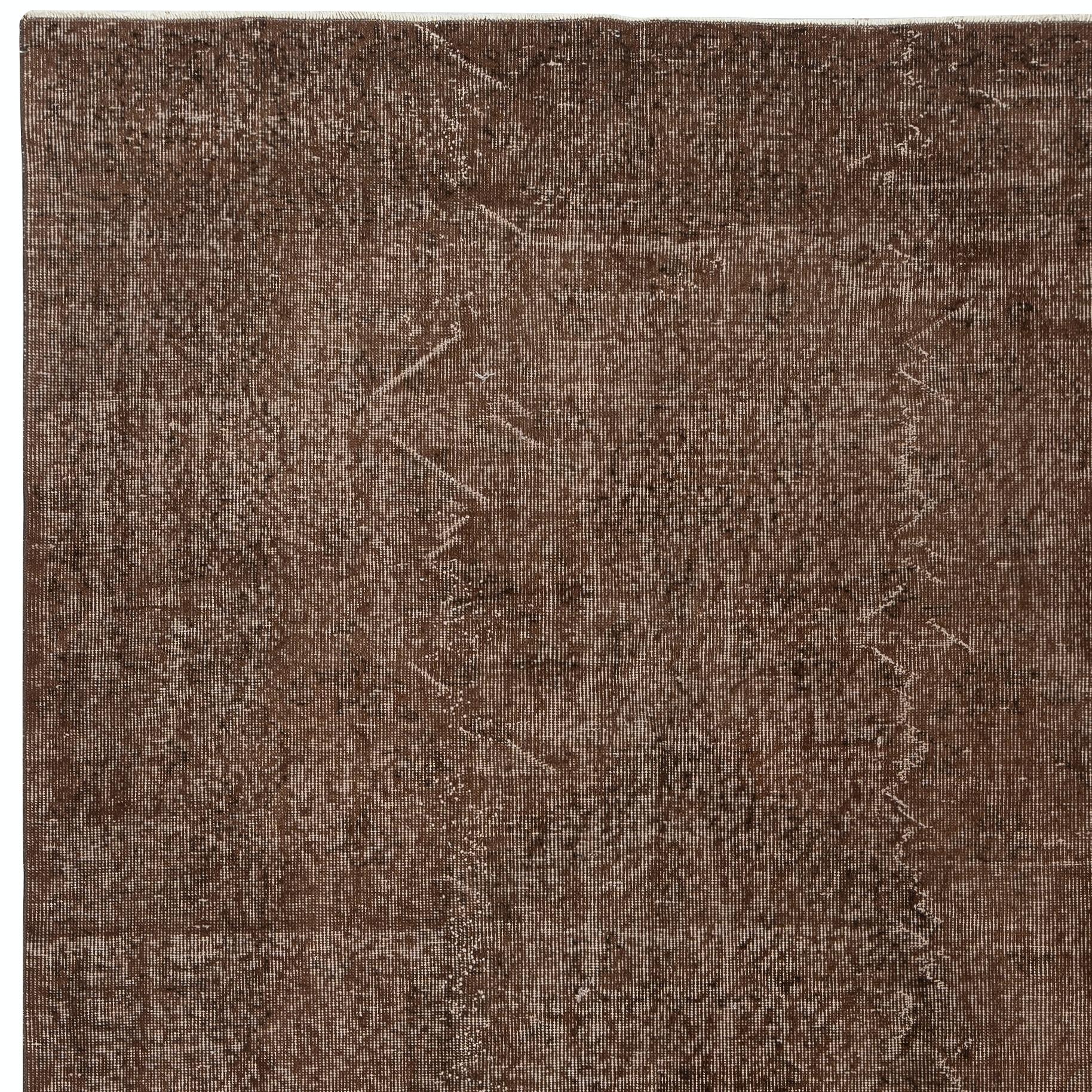 5.5x9 Ft Brown Overdyed Vintage Handmade Türkischer Teppich für moderne Interieurs im Zustand „Gut“ im Angebot in Spring Valley, NY