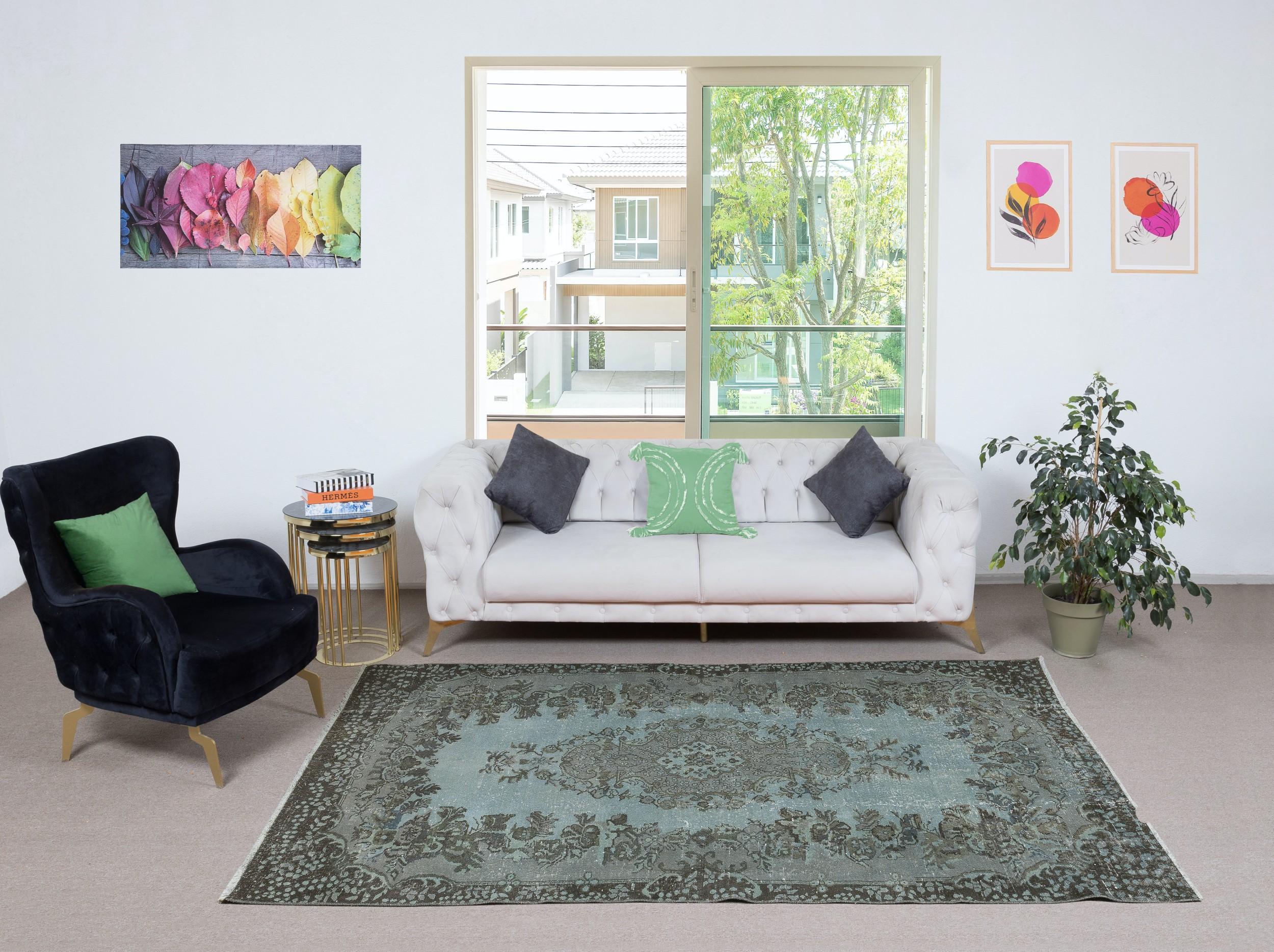 Nos tapis surteints sont tous des pièces vintage nouées à la main qui sont recréées dans notre atelier pour répondre à un plus large éventail de choix de décoration intérieure, du moderne au côtier, de l'industriel au rustique/cottage. Ces tapis