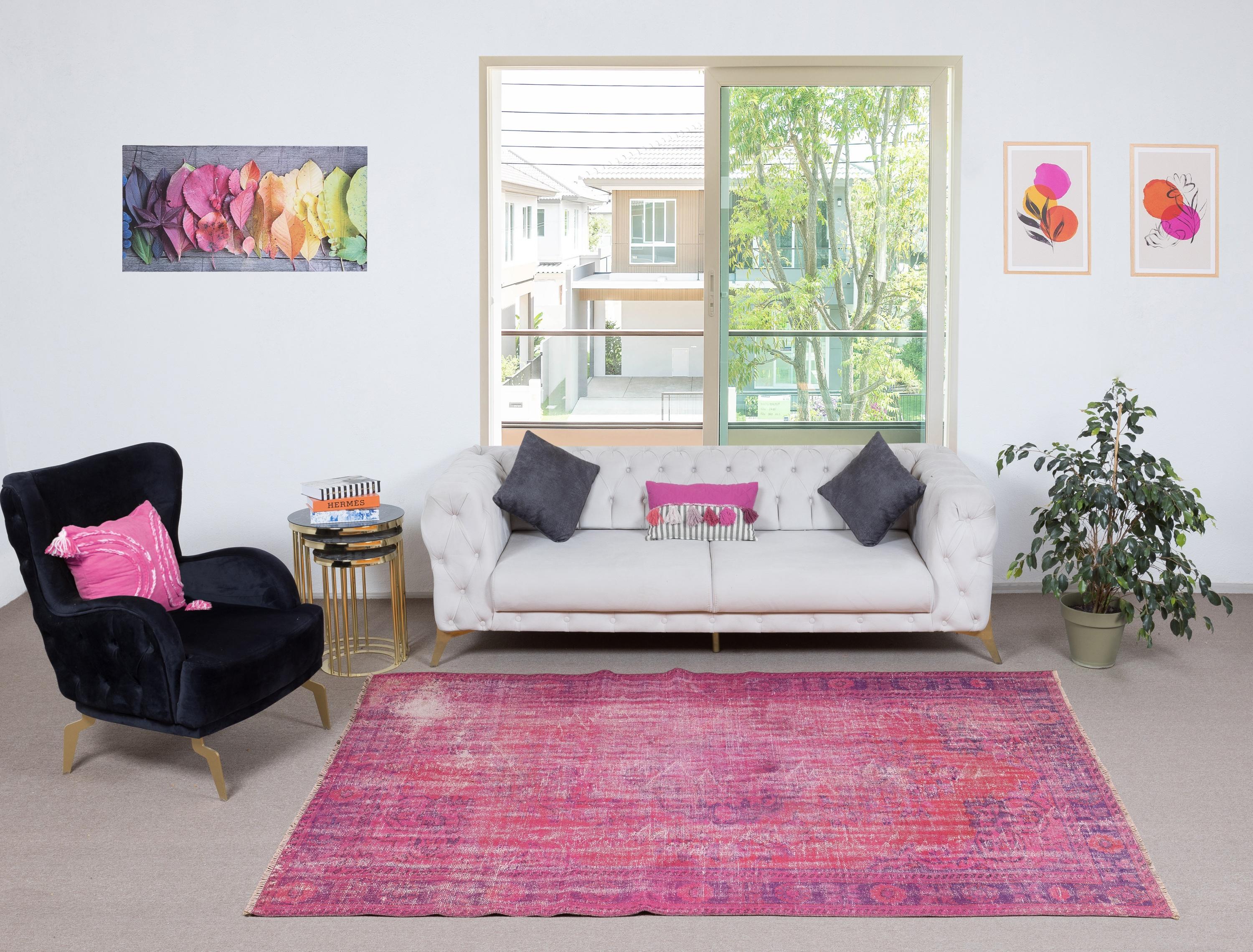 Unsere gefärbten Teppiche sind allesamt handgeknüpfte türkische Vintage-Teppiche, die in unserer Werkstatt sorgfältig restauriert und neu gestaltet wurden, damit sie zu einer breiten Palette von Einrichtungsstilen passen - von modern und