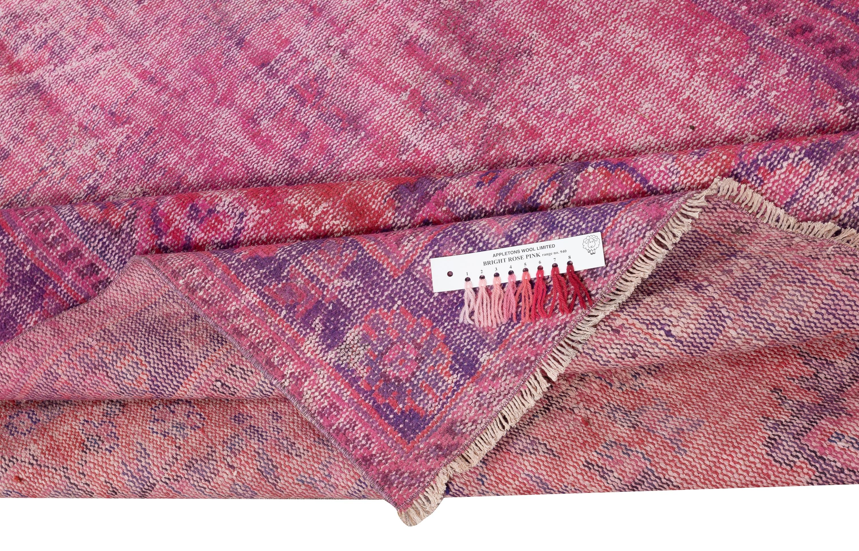 5.5x9 Ft Distressed Pink Türkischer Teppich für moderne Interieurs. Handgefertigter Vintage-Teppich (Moderne) im Angebot