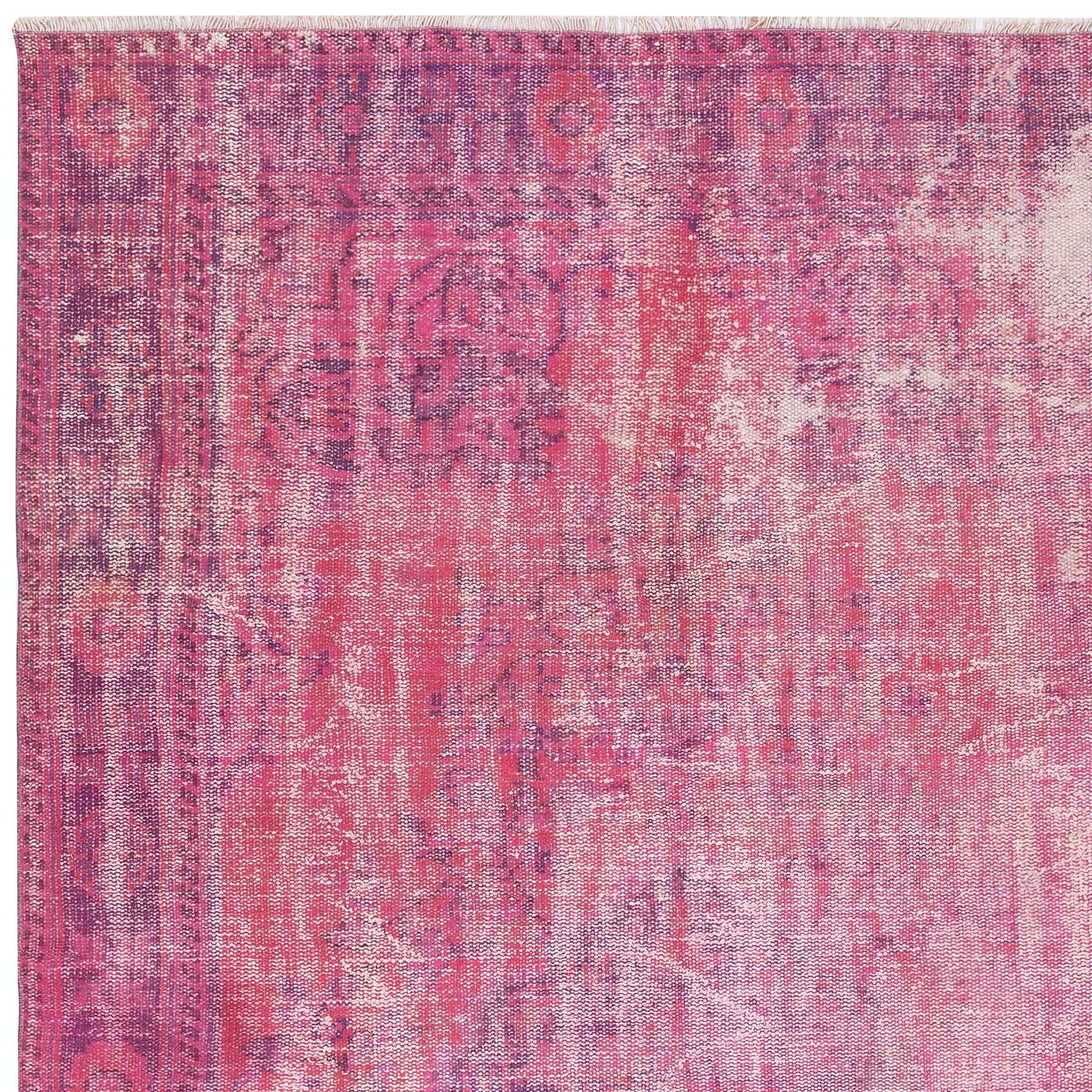 5.5x9 Ft Distressed Pink Türkischer Teppich für moderne Interieurs. Handgefertigter Vintage-Teppich im Zustand „Gut“ im Angebot in Spring Valley, NY