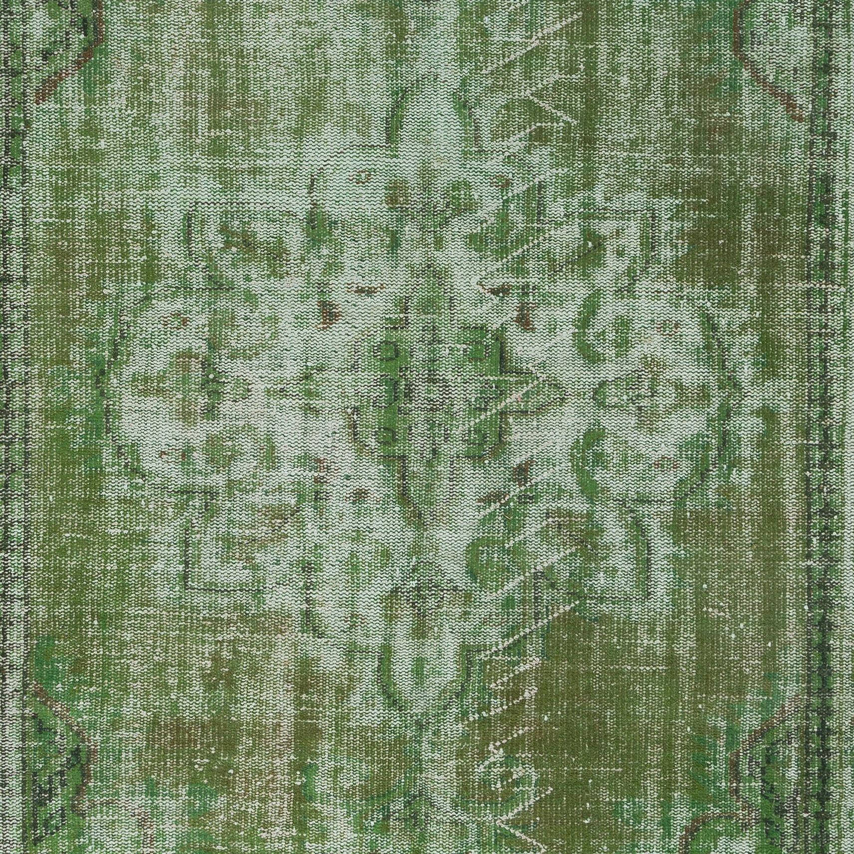 5.5x9 Ft Handmade Turkish Area Rug in Green, Modern Home Decor Carpet In Good Condition For Sale In Philadelphia, PA
