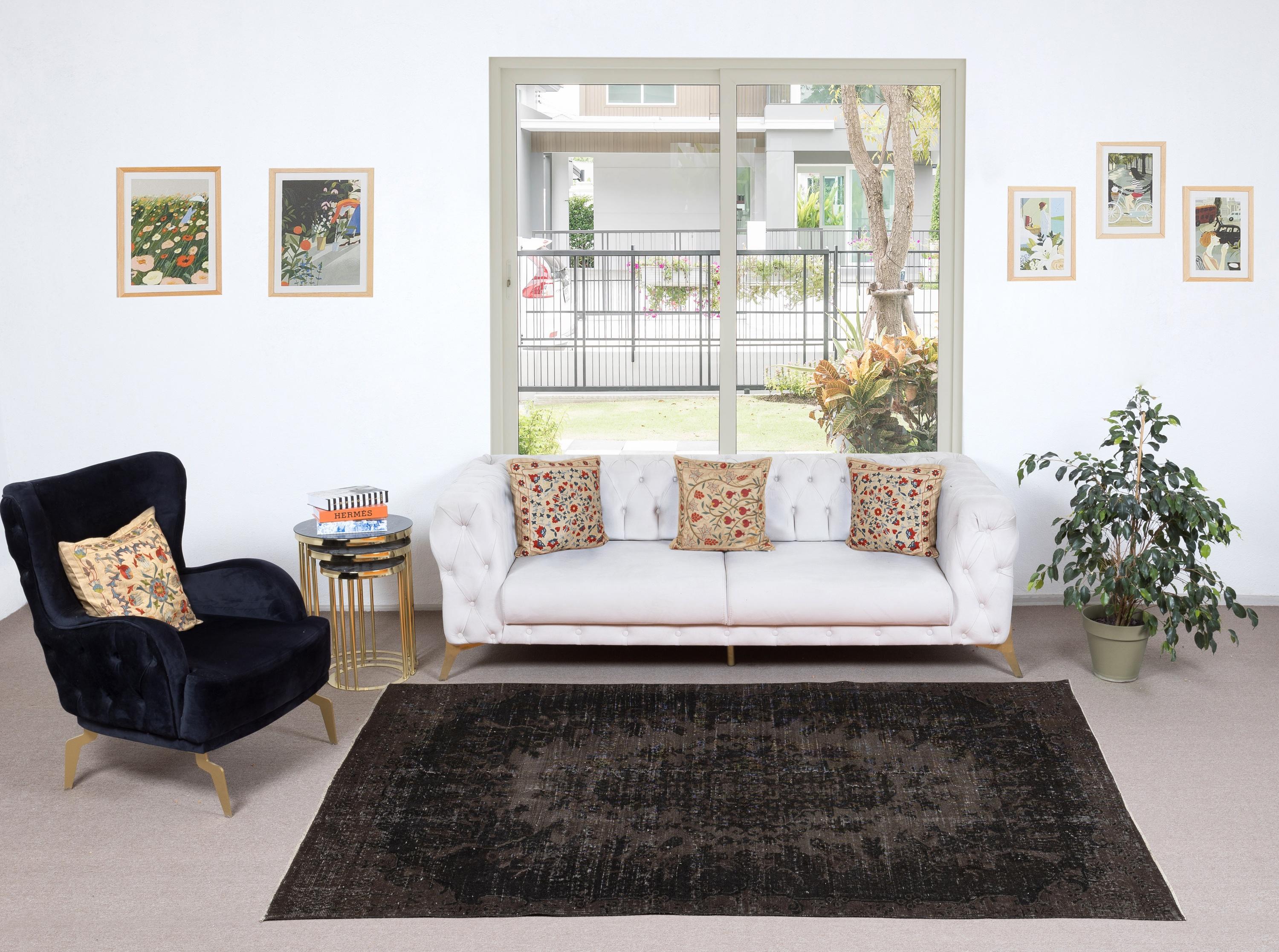 Unsere gefärbten Teppiche sind allesamt handgeknüpfte türkische Vintage-Teppiche, die in unserer Werkstatt sorgfältig restauriert und neu gestaltet wurden, damit sie zu einer breiten Palette von Einrichtungsstilen passen - von modern und