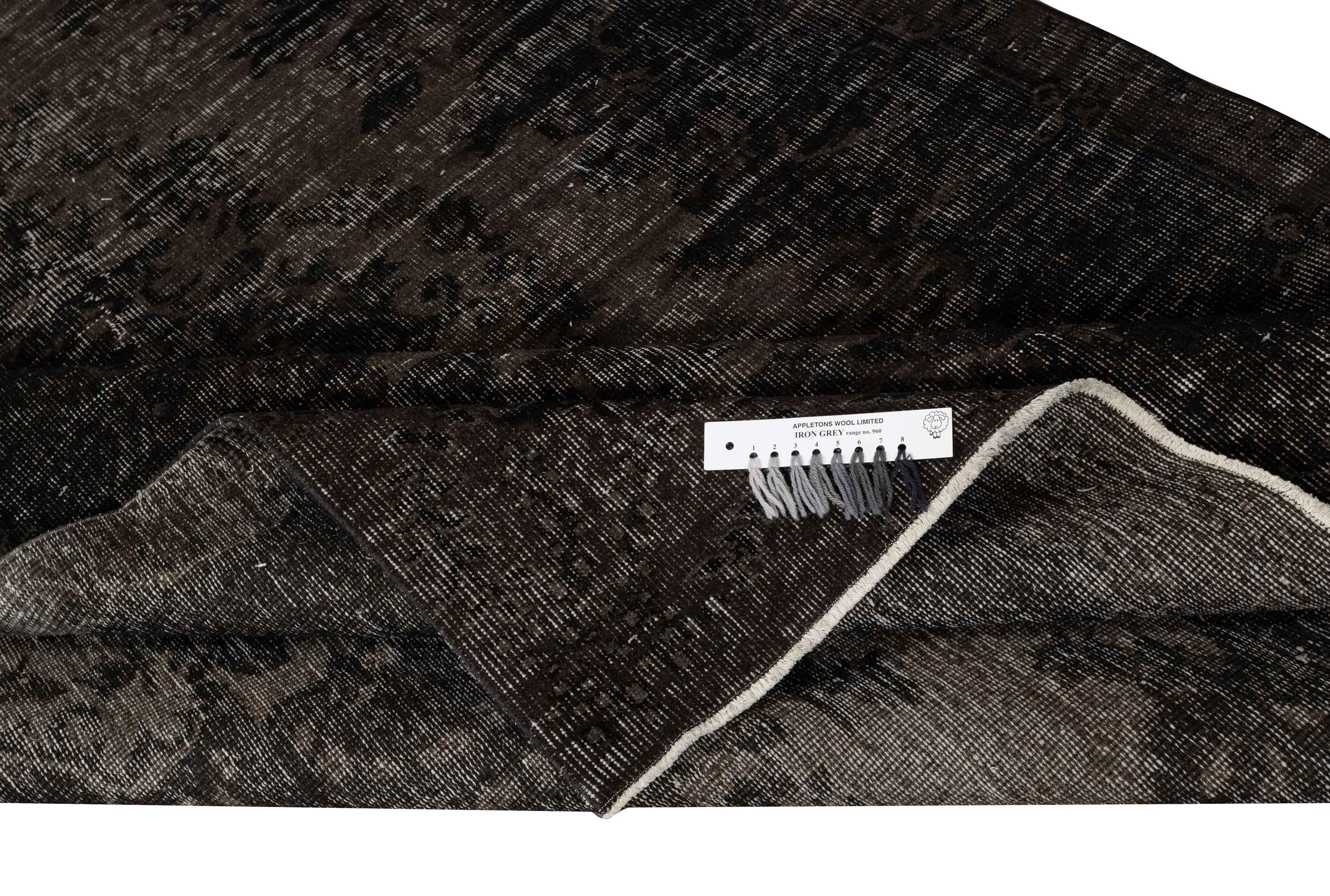 5.5x9 Ft handgefertigter türkischer Teppich. Brauner überfärbter Vintage-Teppich für modernes Zuhause (Moderne) im Angebot