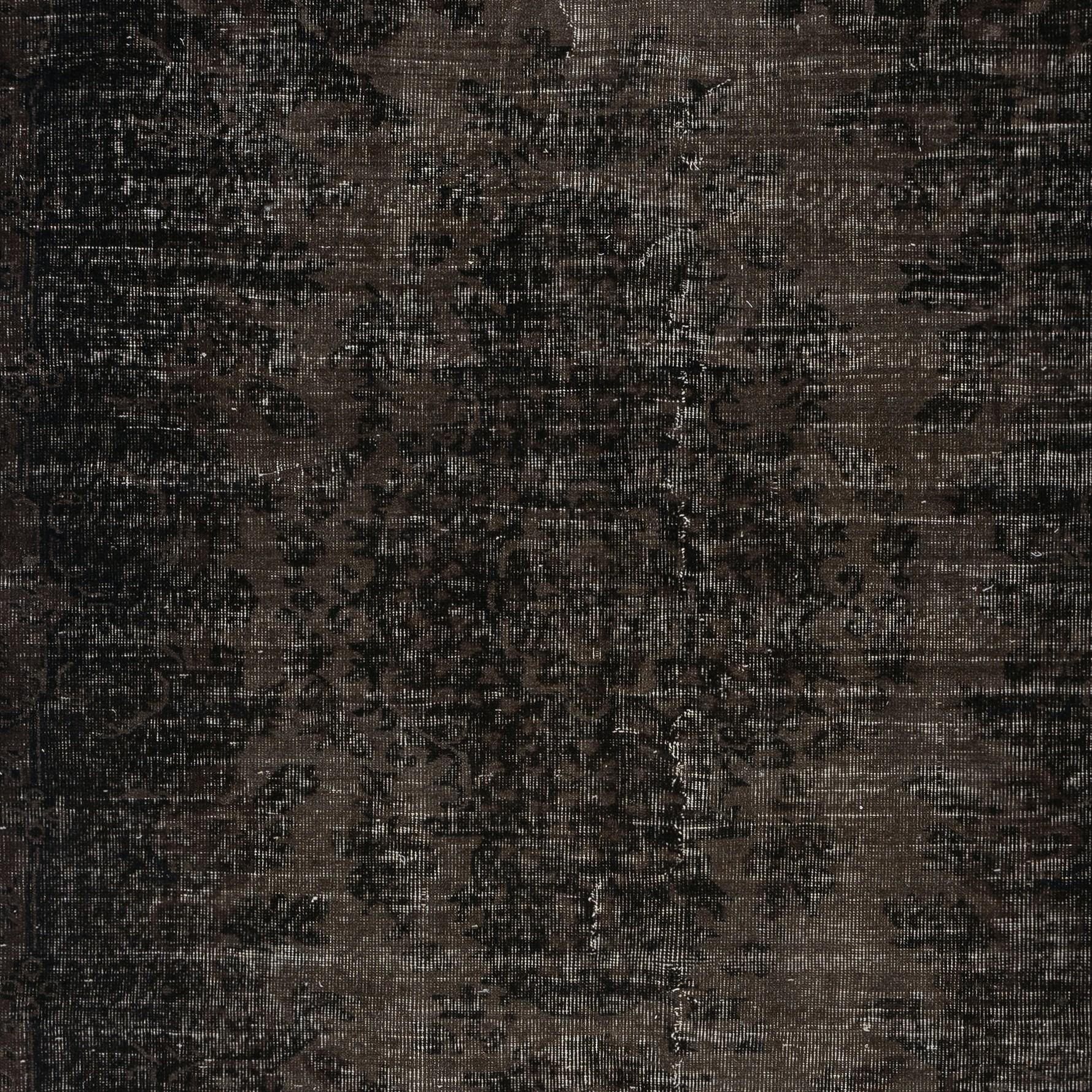 5.5x9 Ft handgefertigter türkischer Teppich. Brauner überfärbter Vintage-Teppich für modernes Zuhause (Türkisch) im Angebot