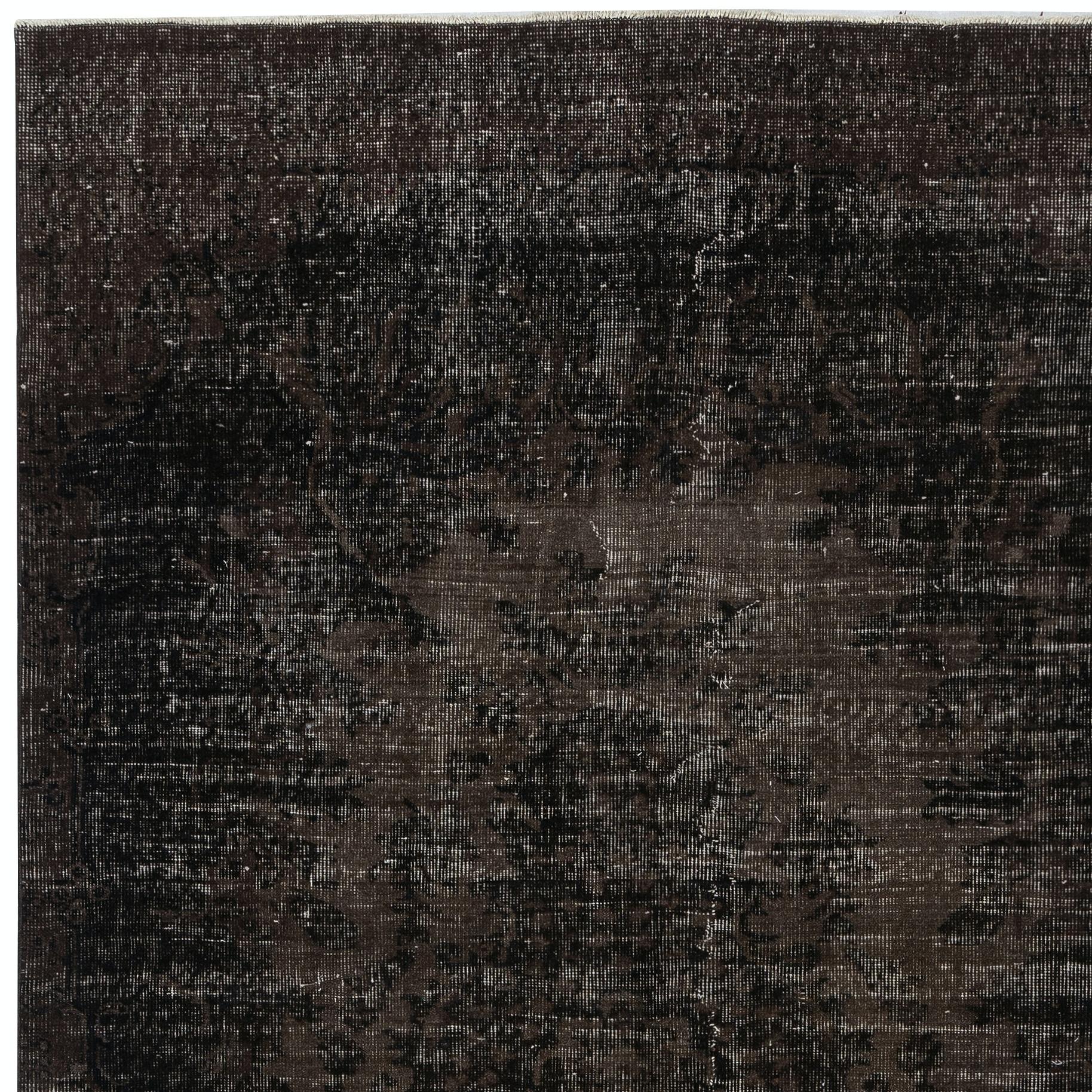 5.5x9 Ft handgefertigter türkischer Teppich. Brauner überfärbter Vintage-Teppich für modernes Zuhause (Handgeknüpft) im Angebot