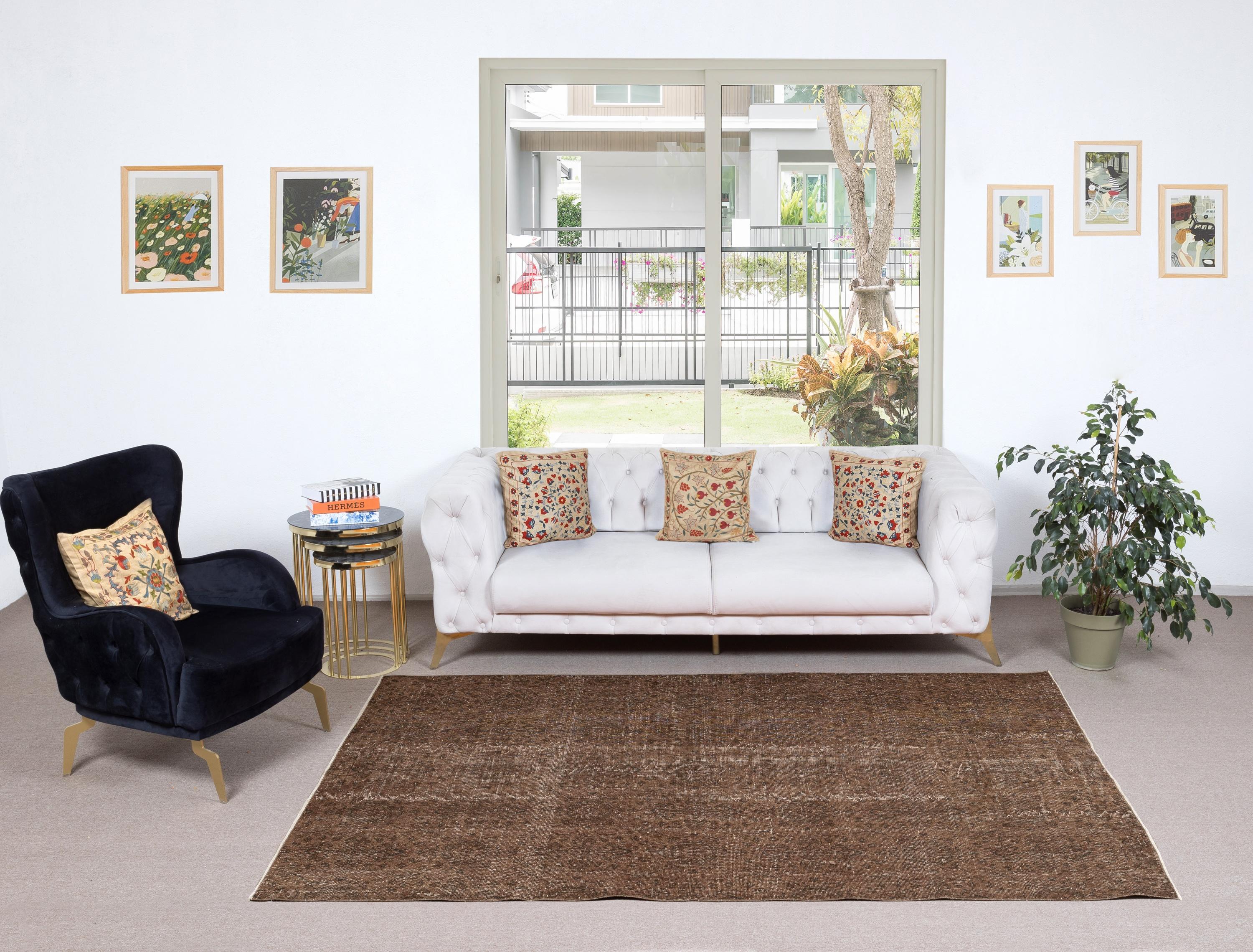 Unsere gefärbten Teppiche sind allesamt handgeknüpfte türkische Vintage-Teppiche, die in unserer Werkstatt sorgfältig restauriert und neu gestaltet wurden, damit sie zu einer breiten Palette von Einrichtungsstilen passen - von modern und