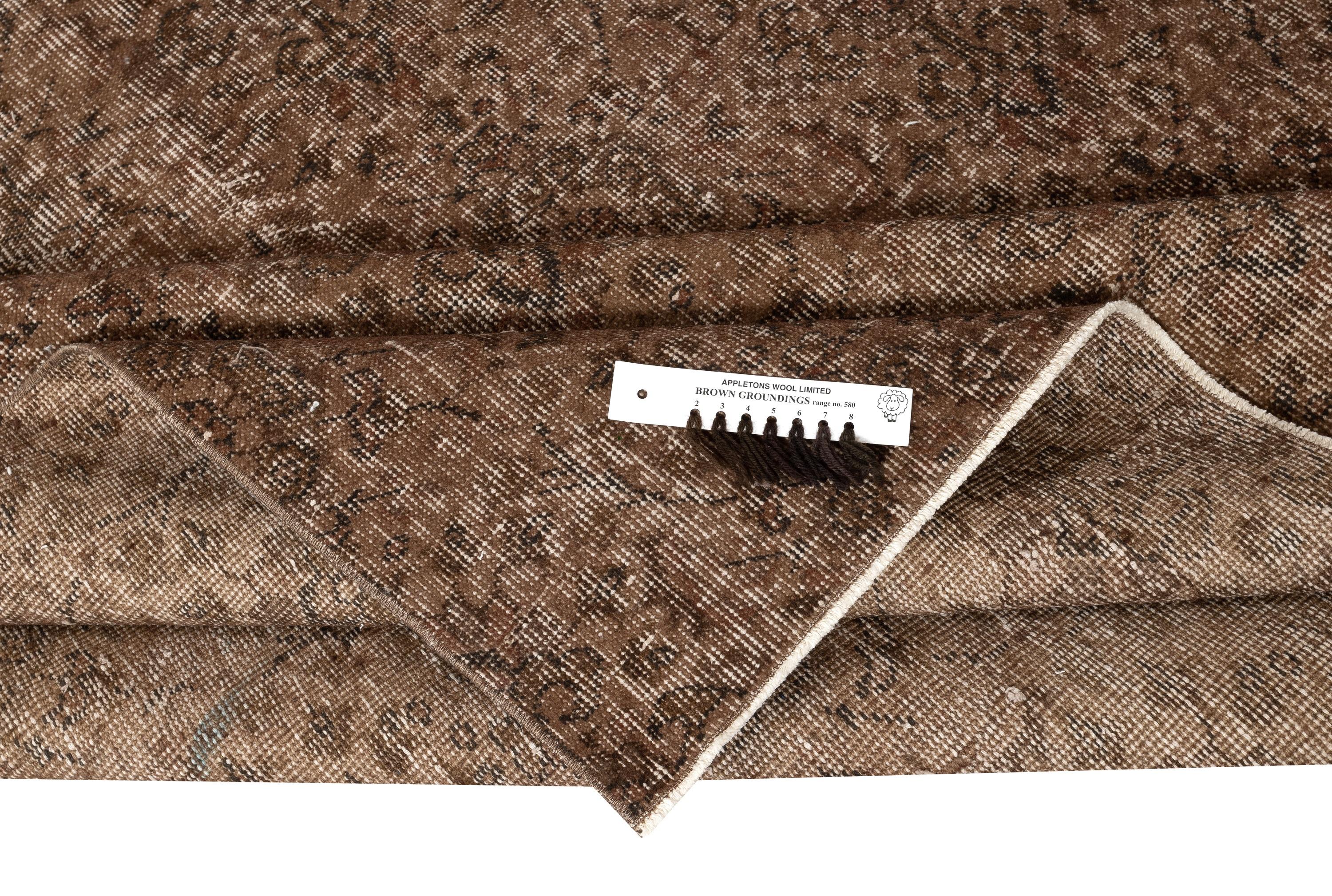 5.5x9 Ft Handgefertigter Türkischer Teppich. Brauner, rotgefärbter Vintage-Teppich für das Wohnzimmer (Moderne) im Angebot