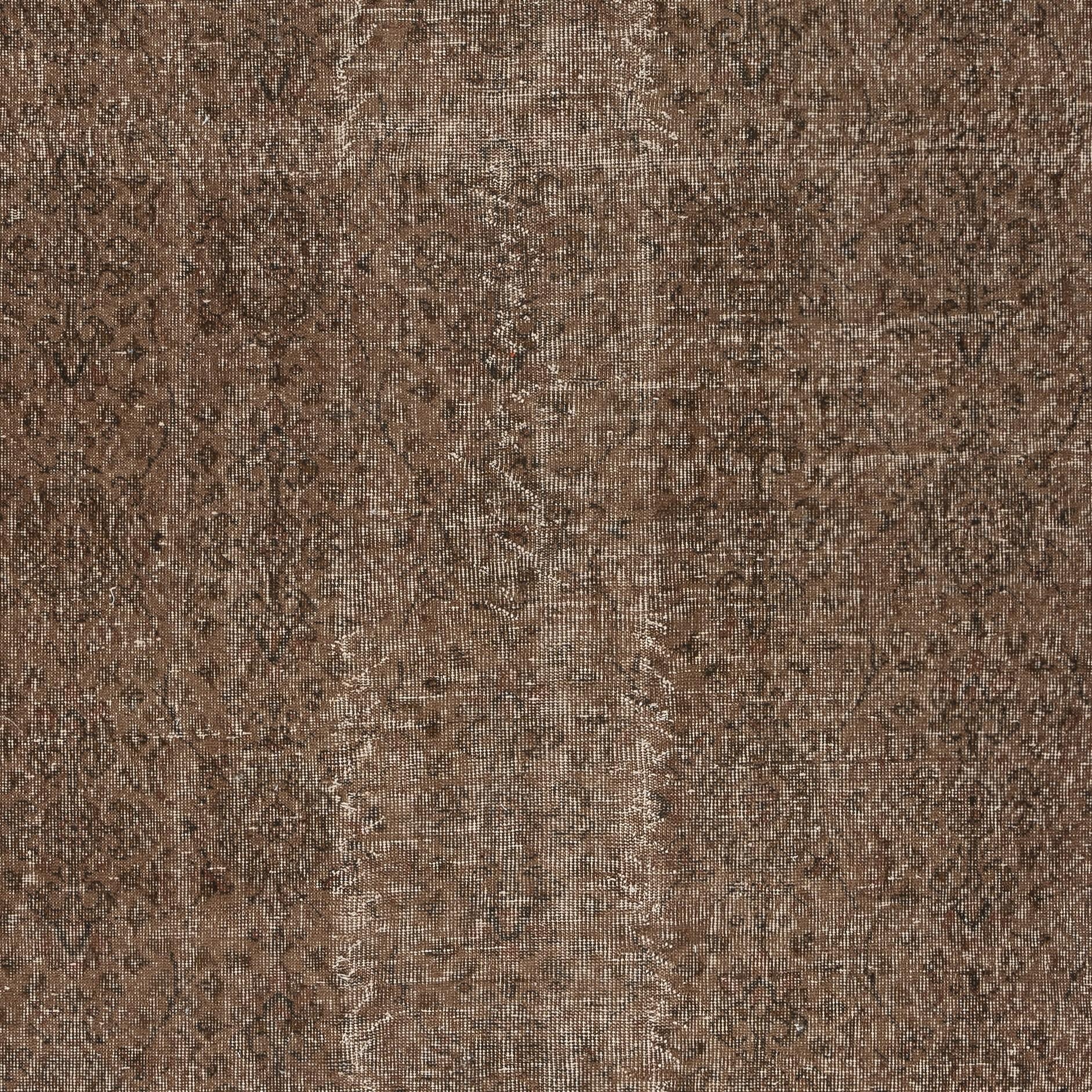 5.5x9 Ft Handgefertigter Türkischer Teppich. Brauner, rotgefärbter Vintage-Teppich für das Wohnzimmer (Handgeknüpft) im Angebot