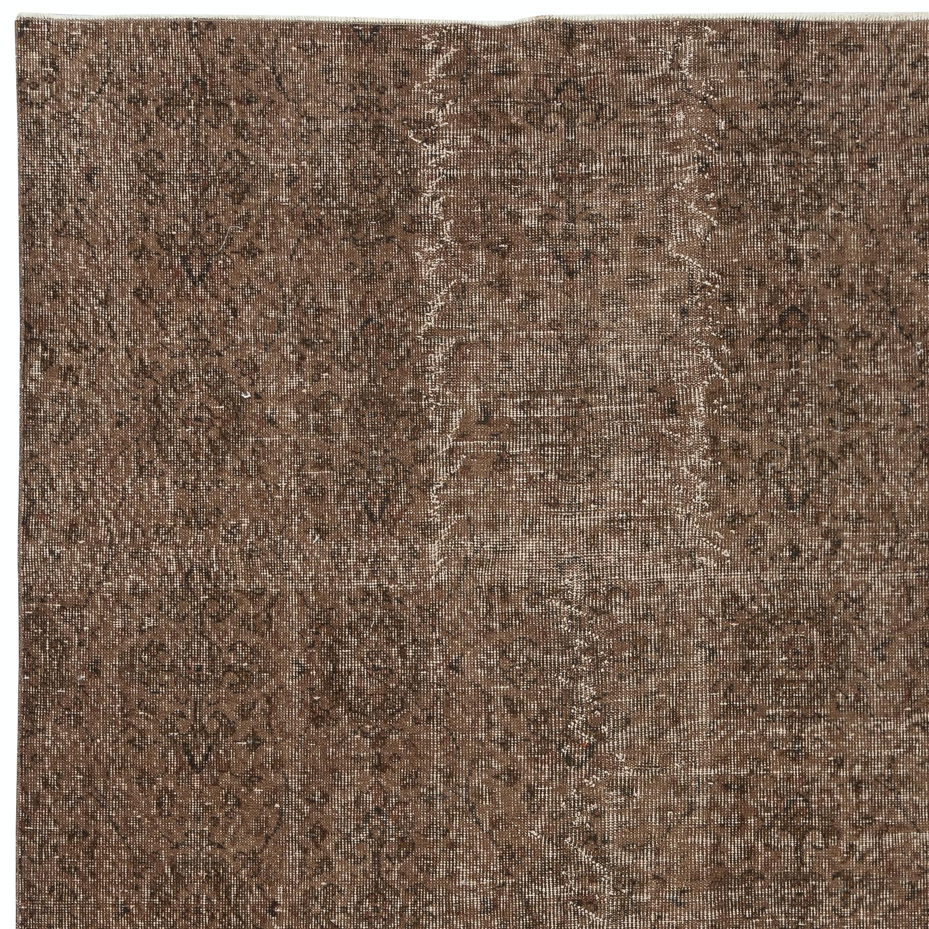 5.5x9 Ft Handgefertigter Türkischer Teppich. Brauner, rotgefärbter Vintage-Teppich für das Wohnzimmer im Zustand „Gut“ im Angebot in Spring Valley, NY