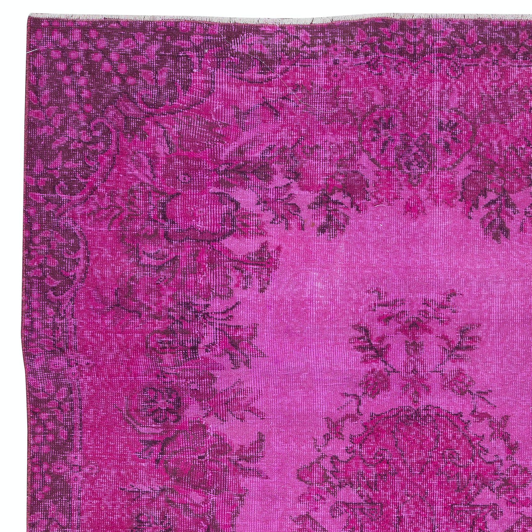 5.5x9 Ft Modern Hand Knotted Turkish Rug with Medallion Design in Pink In Good Condition For Sale In Philadelphia, PA