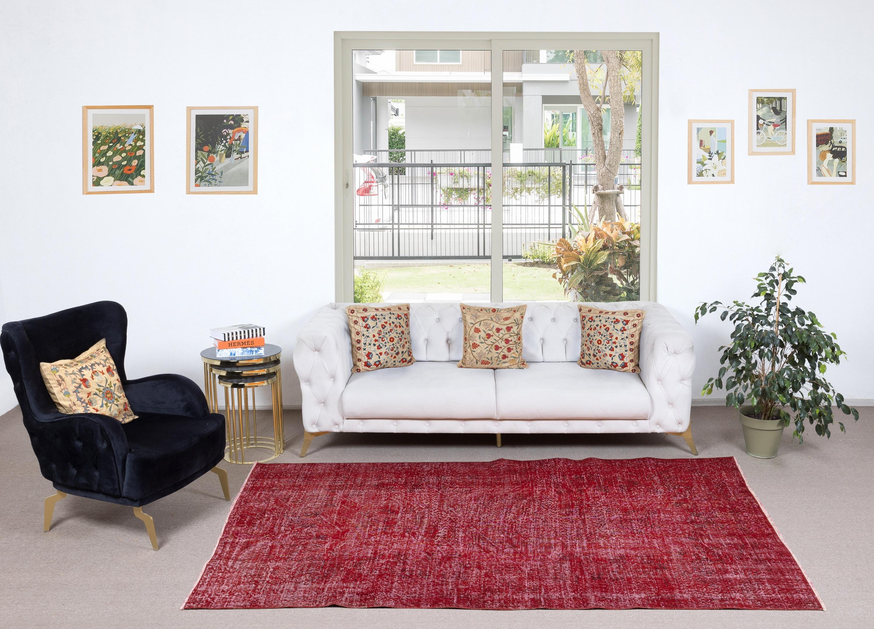 Unsere gefärbten Teppiche sind allesamt handgeknüpfte türkische Vintage-Teppiche, die in unserer Werkstatt sorgfältig restauriert und neu gestaltet wurden, damit sie zu einer breiten Palette von Einrichtungsstilen passen - von modern und