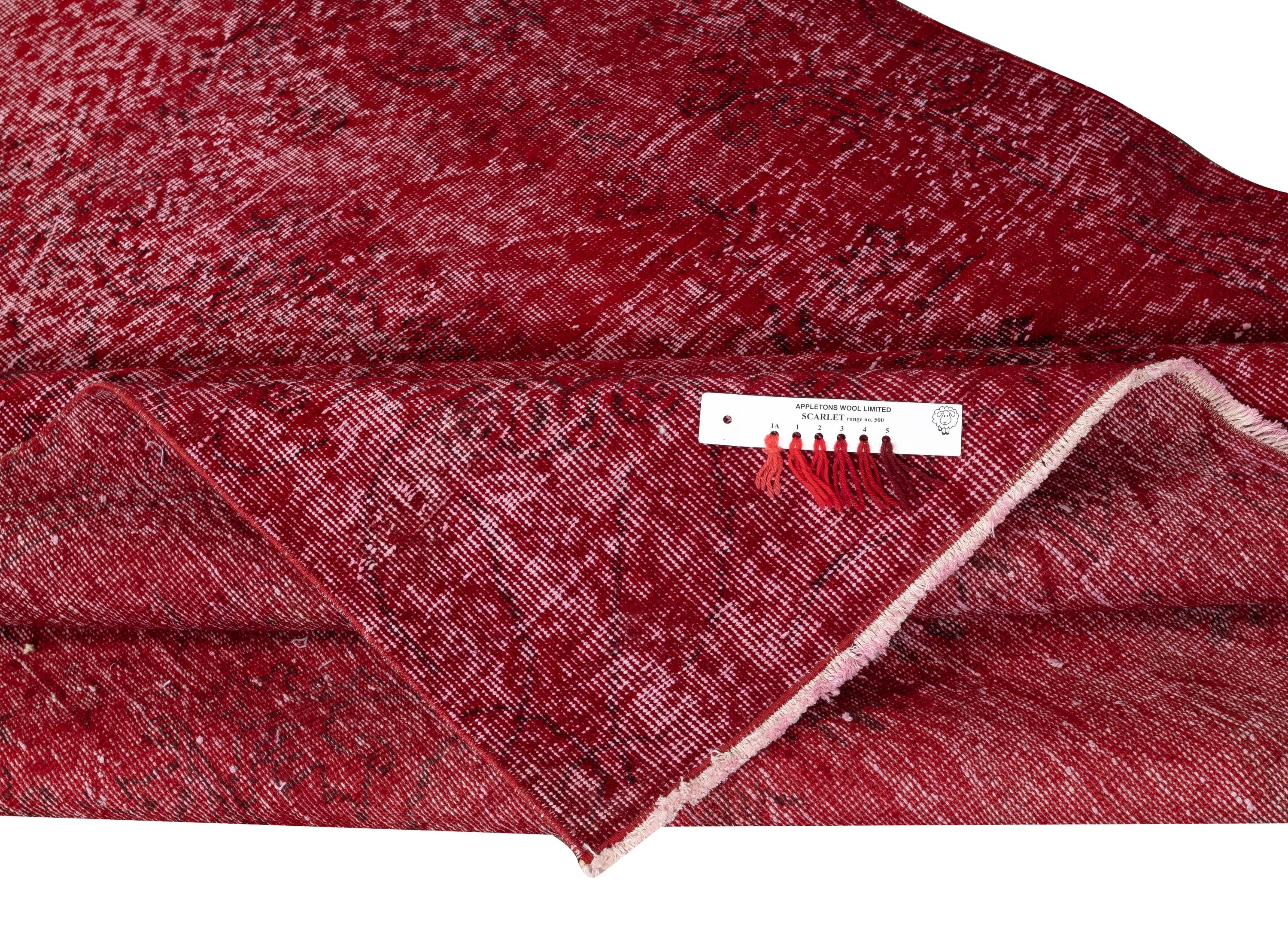 5.5x9 Ft Moderner Türkischer Wollteppich. Vintage Red Overdyed Handmade Area Rug (Handgeknüpft) im Angebot