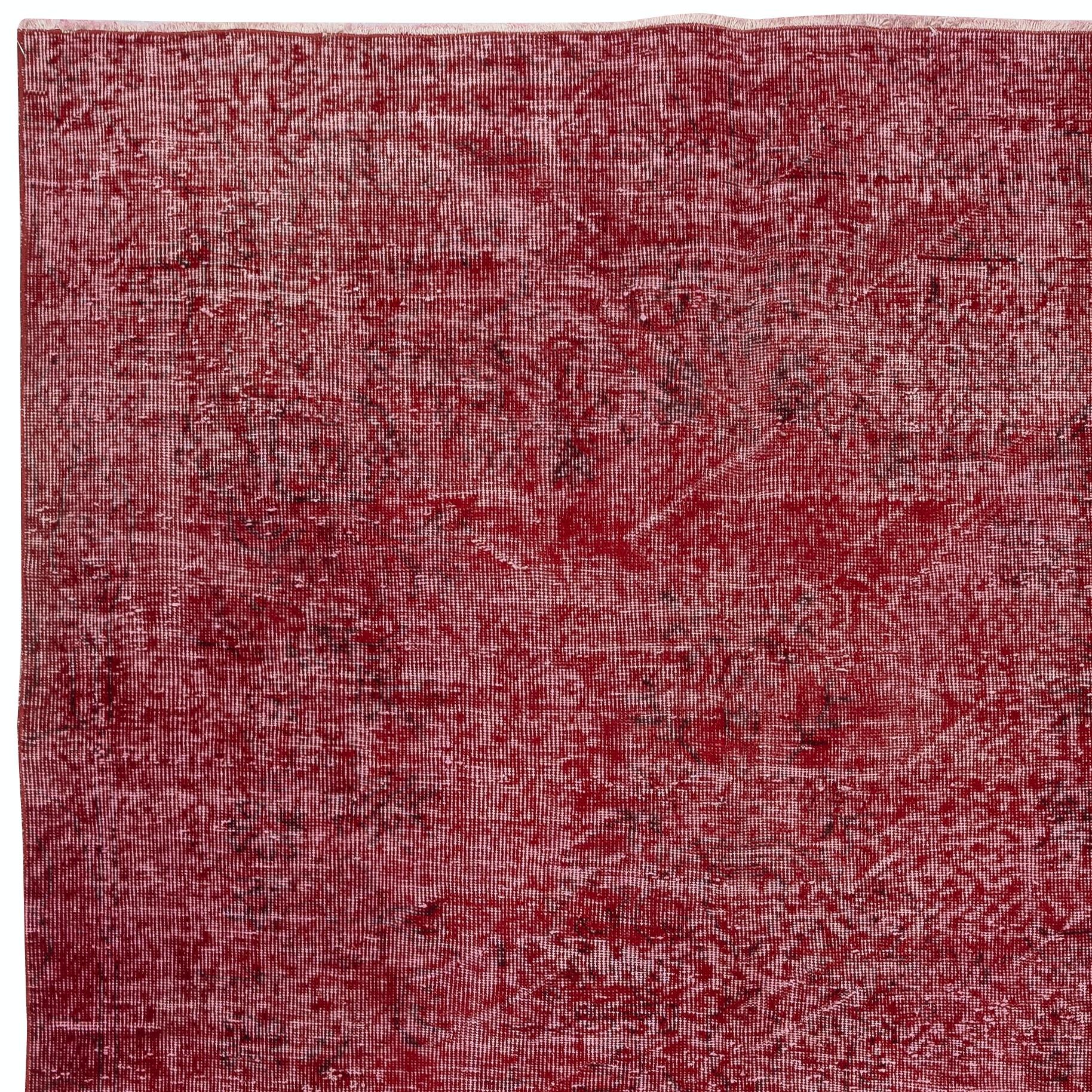 5.5x9 Ft Moderner Türkischer Wollteppich. Vintage Red Overdyed Handmade Area Rug (Mitte des 20. Jahrhunderts) im Angebot