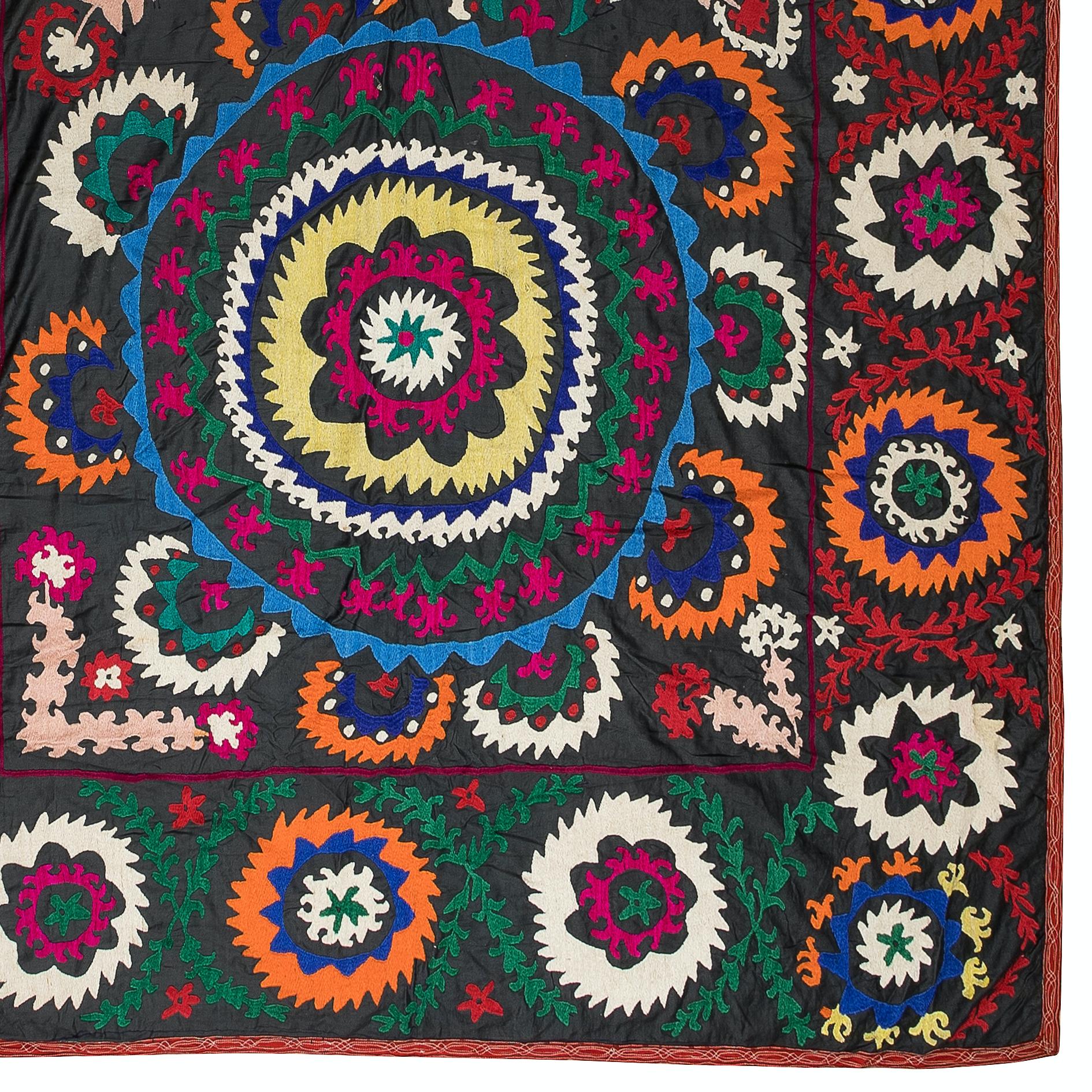 5.5x9 Ft Silk Embroidery Bedspread, Uzbek Suzani Tapestry, 1970's Colorful Throw In Good Condition For Sale In Philadelphia, PA