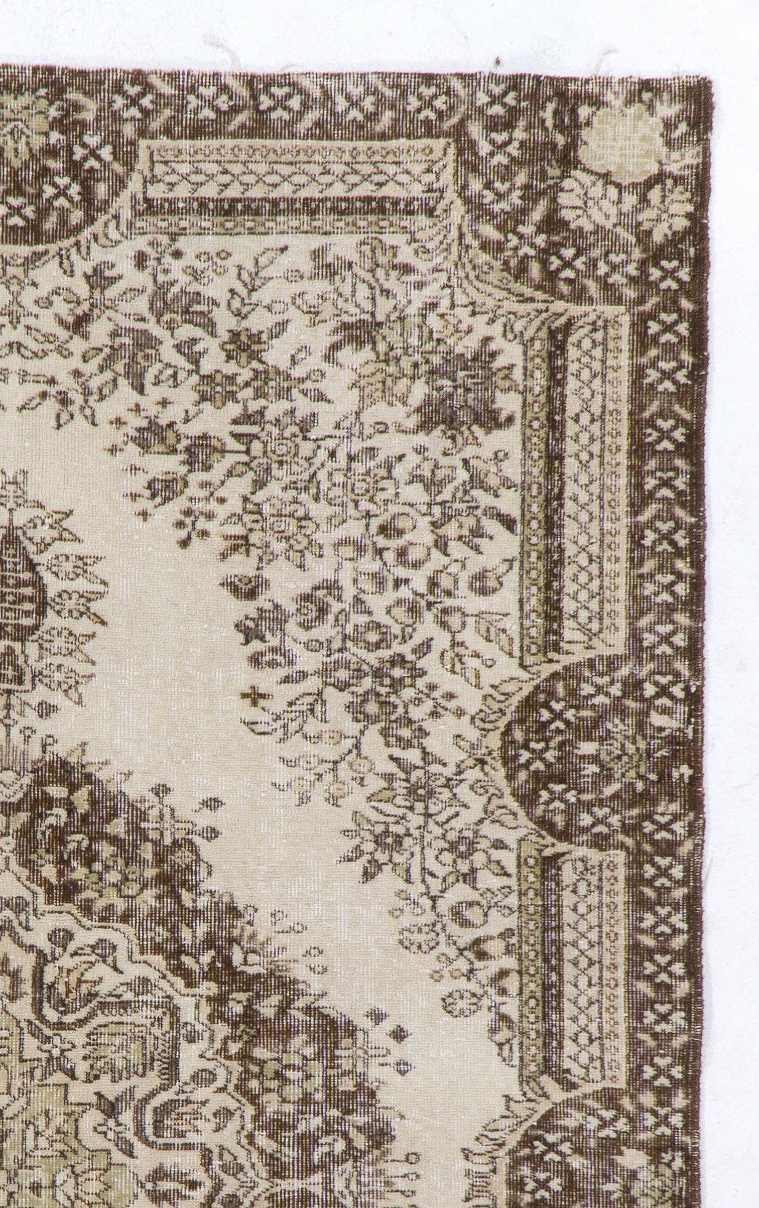 Alfombra de lana turca antigua lavada a mano de 5,5 x 9 pies en colores neutros Oushak en venta