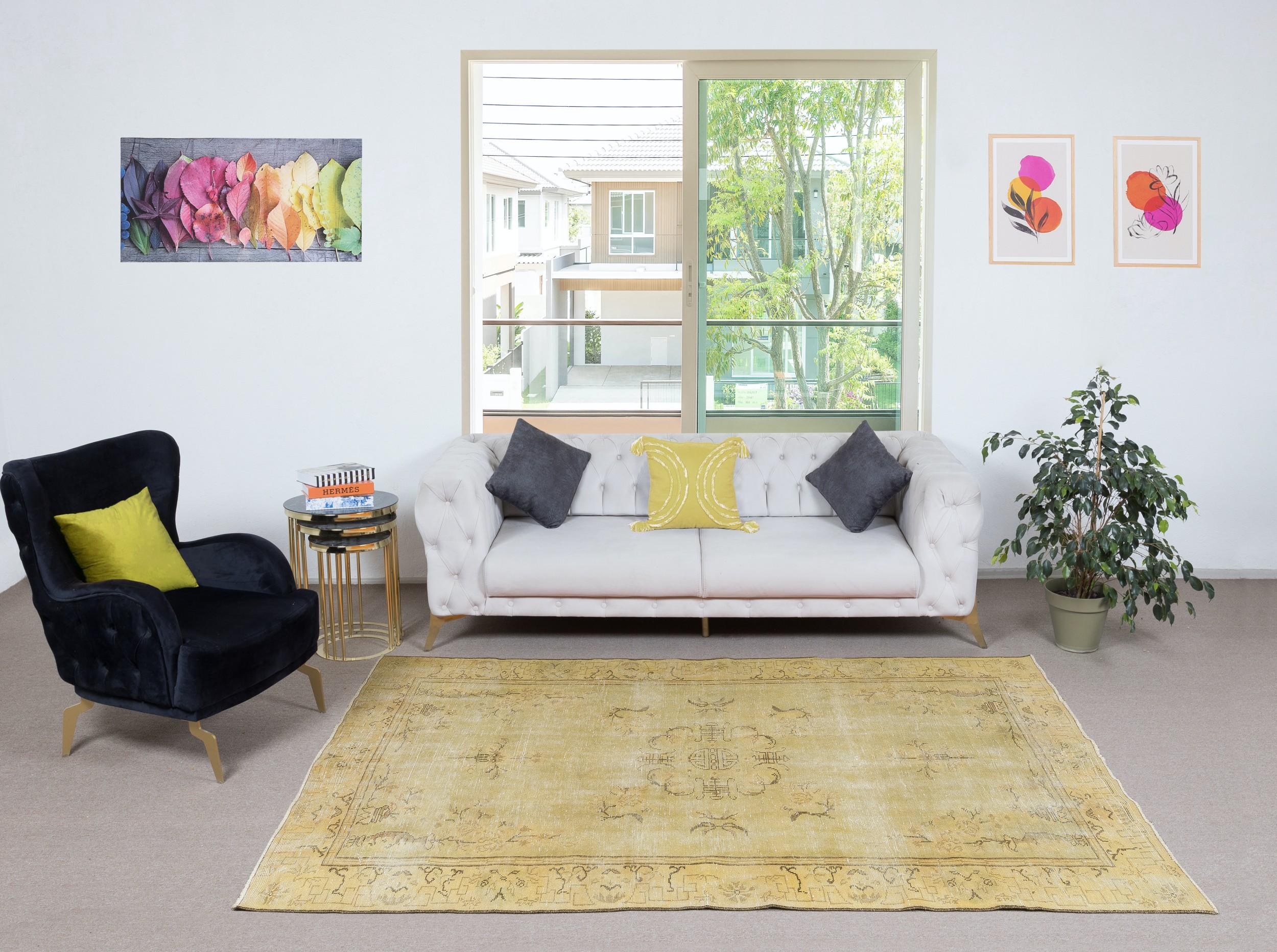 Nos tapis délavés par le soleil sont tous des pièces uniques, nouées à la main, datant de 50 à 70 ans. Chacun d'entre eux présente une esthétique artisanale unique, issue des traditions séculaires de tissage de tapis turcs. Ces tapis sont