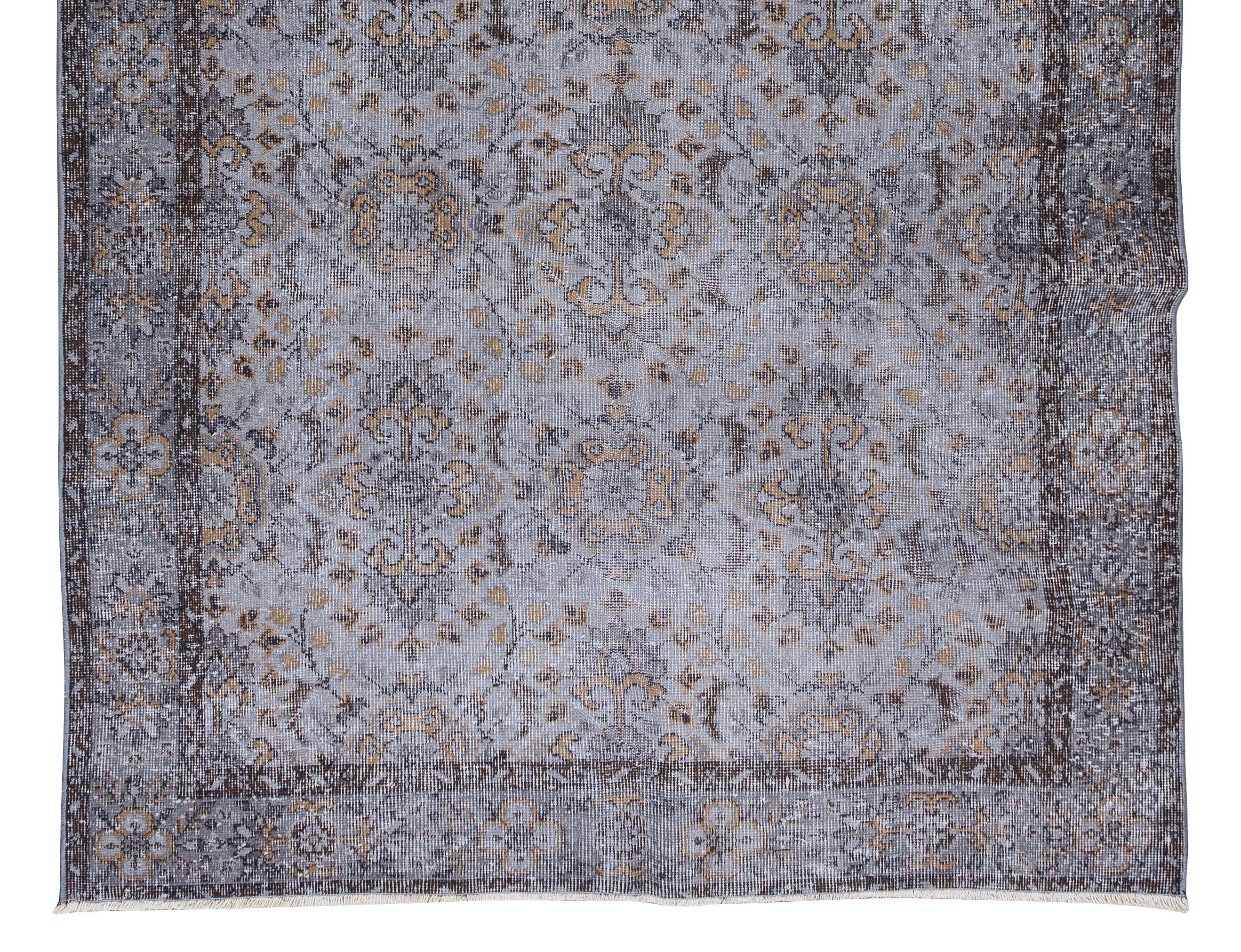 Hand-Woven 5.5x9 Ft Vintage Floral Area Rug in Gray, Hand Knotted in Turkey. Modern Carpet For Sale