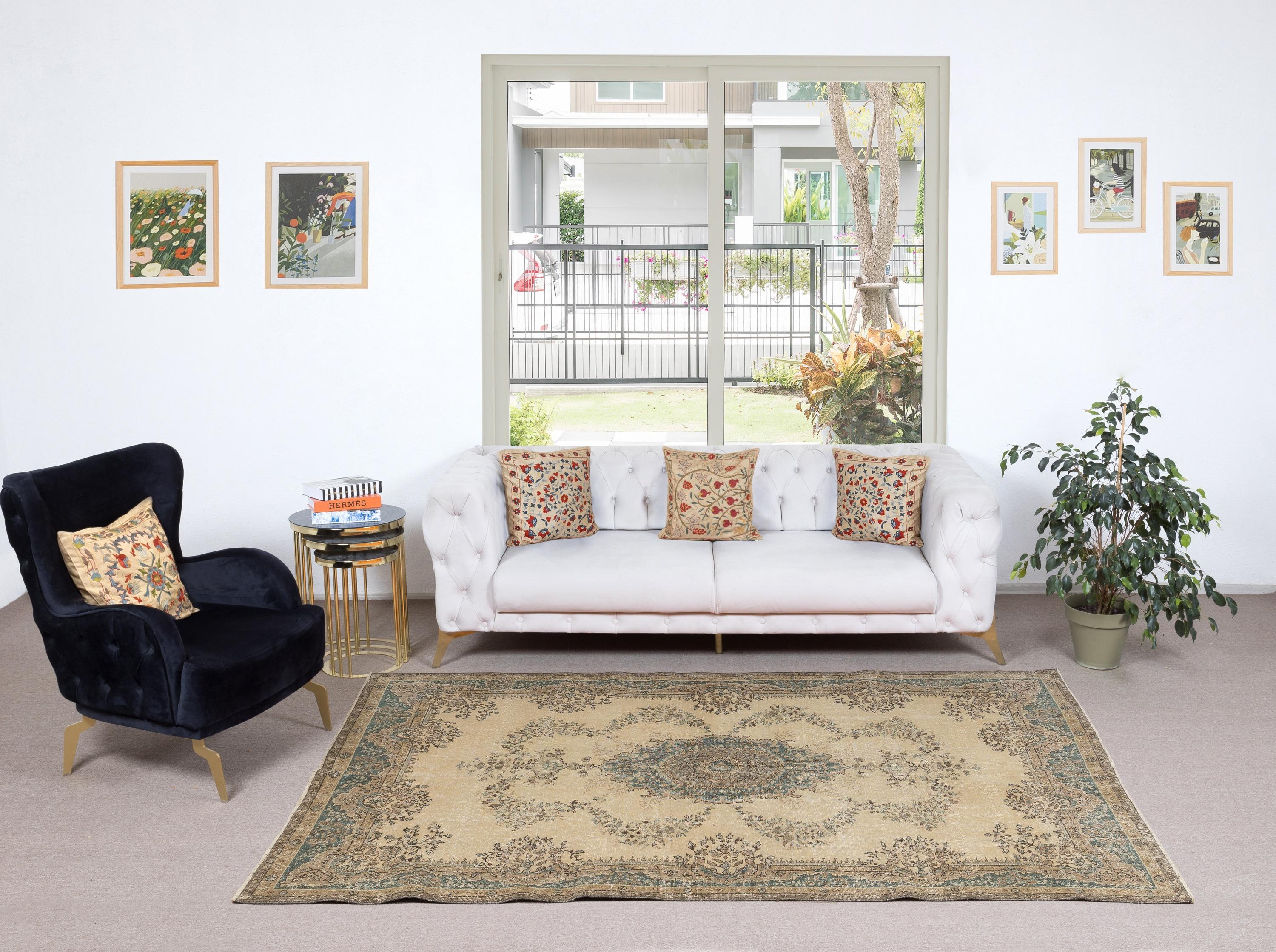 Unsere sonnenverblassten Vintage-Teppiche sind allesamt handgeknüpfte Unikate mit einer 50-70 Jahre alten Geschichte. Jeder Teppich spiegelt die jahrhundertealte türkische Teppichwebtradition wider und zeichnet sich durch einen einzigartigen