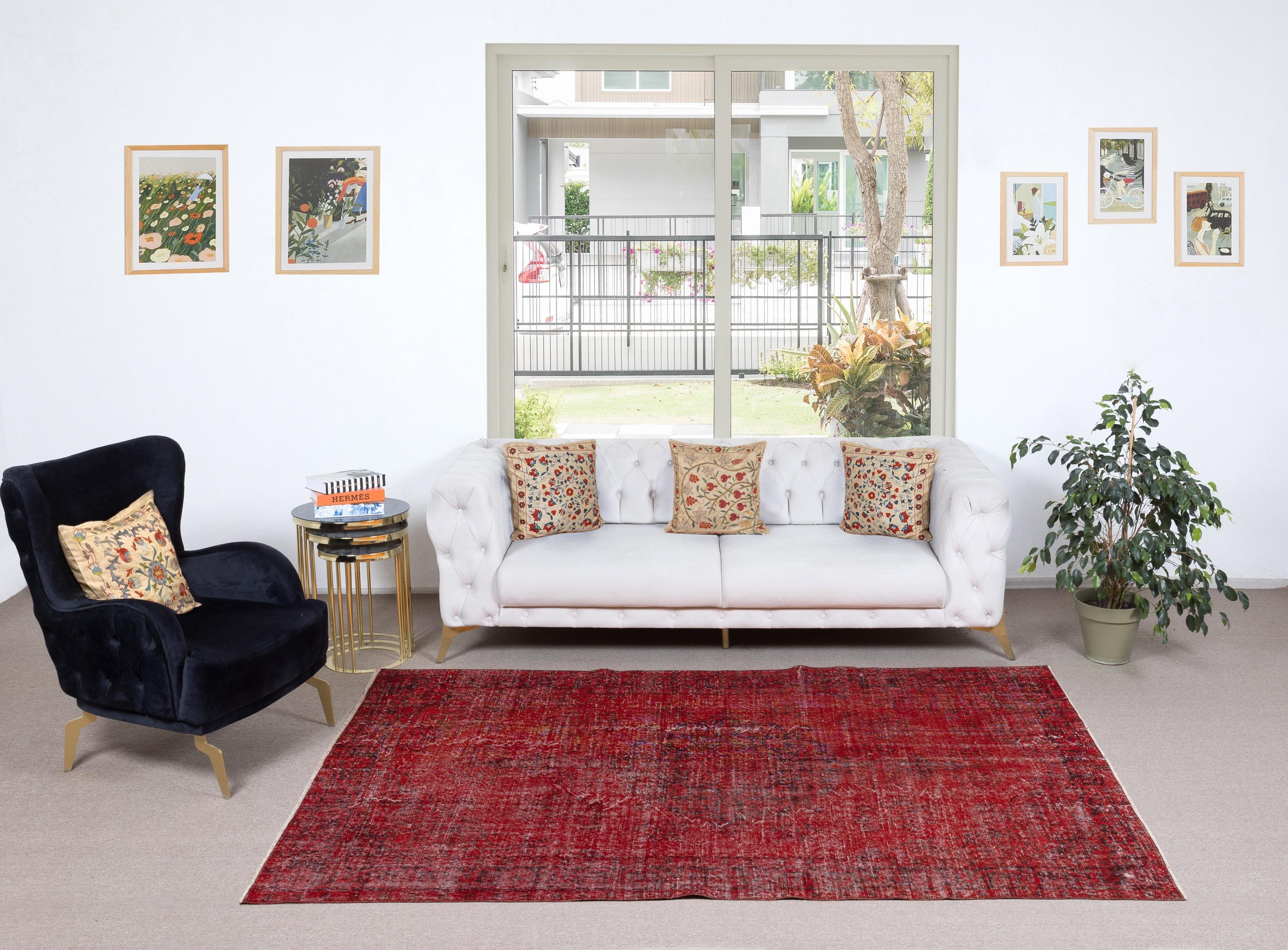 Unsere gefärbten Teppiche sind allesamt handgeknüpfte türkische Vintage-Teppiche, die in unserer Werkstatt sorgfältig restauriert und neu gestaltet wurden, damit sie zu einer breiten Palette von Einrichtungsstilen passen - von modern und