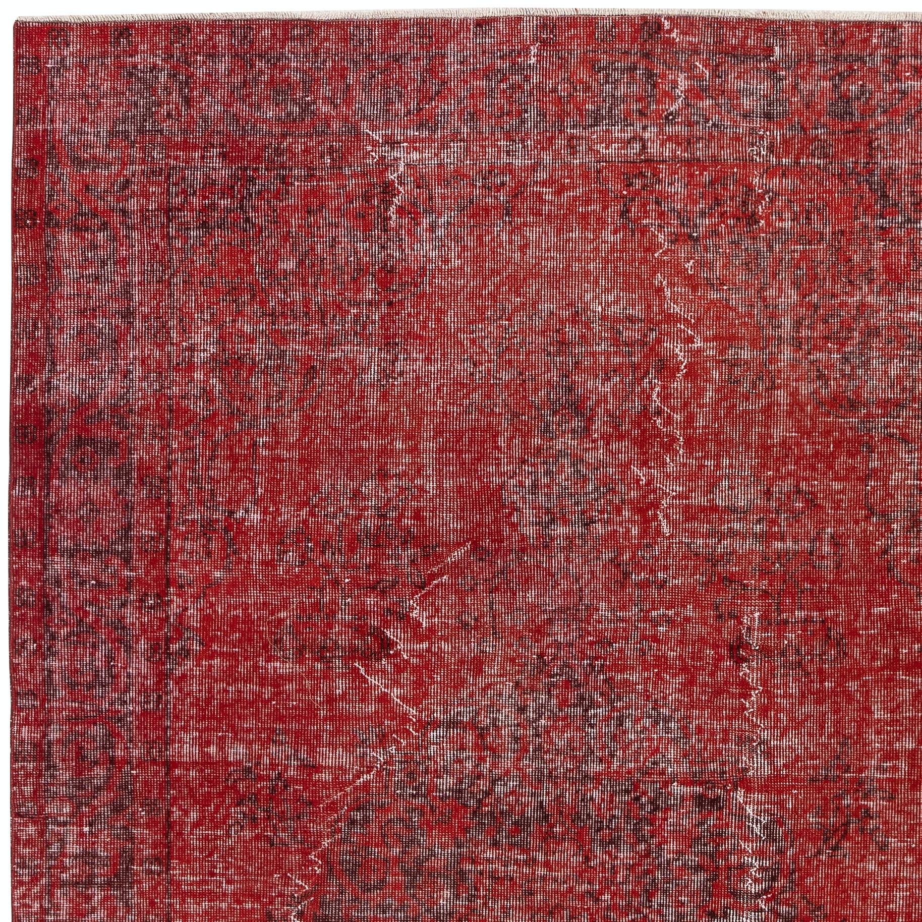 5.5x9 Ft Vintage Handmade Türkischer Teppich Overdyed in Rot für moderne Innenräume im Zustand „Gut“ im Angebot in Spring Valley, NY