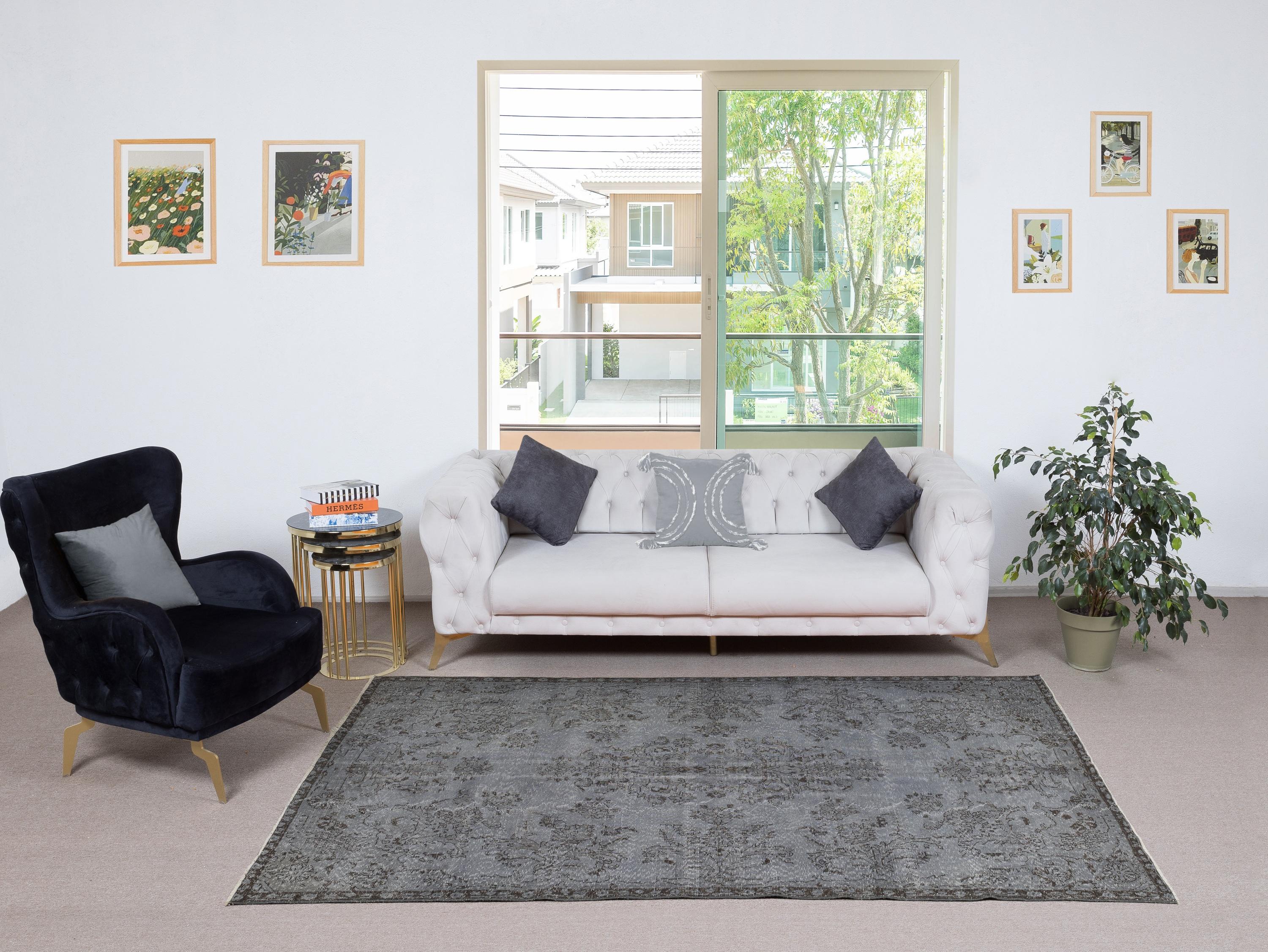 Unsere gefärbten Teppiche sind allesamt handgeknüpfte türkische Vintage-Teppiche, die in unserer Werkstatt sorgfältig restauriert und neu gestaltet wurden, damit sie zu einer breiten Palette von Einrichtungsstilen passen - von modern und