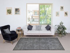 5.5x9 Ft Vintage Rug Overdyed in Grau für moderne Interieurs. Handgefertigt in der Türkei