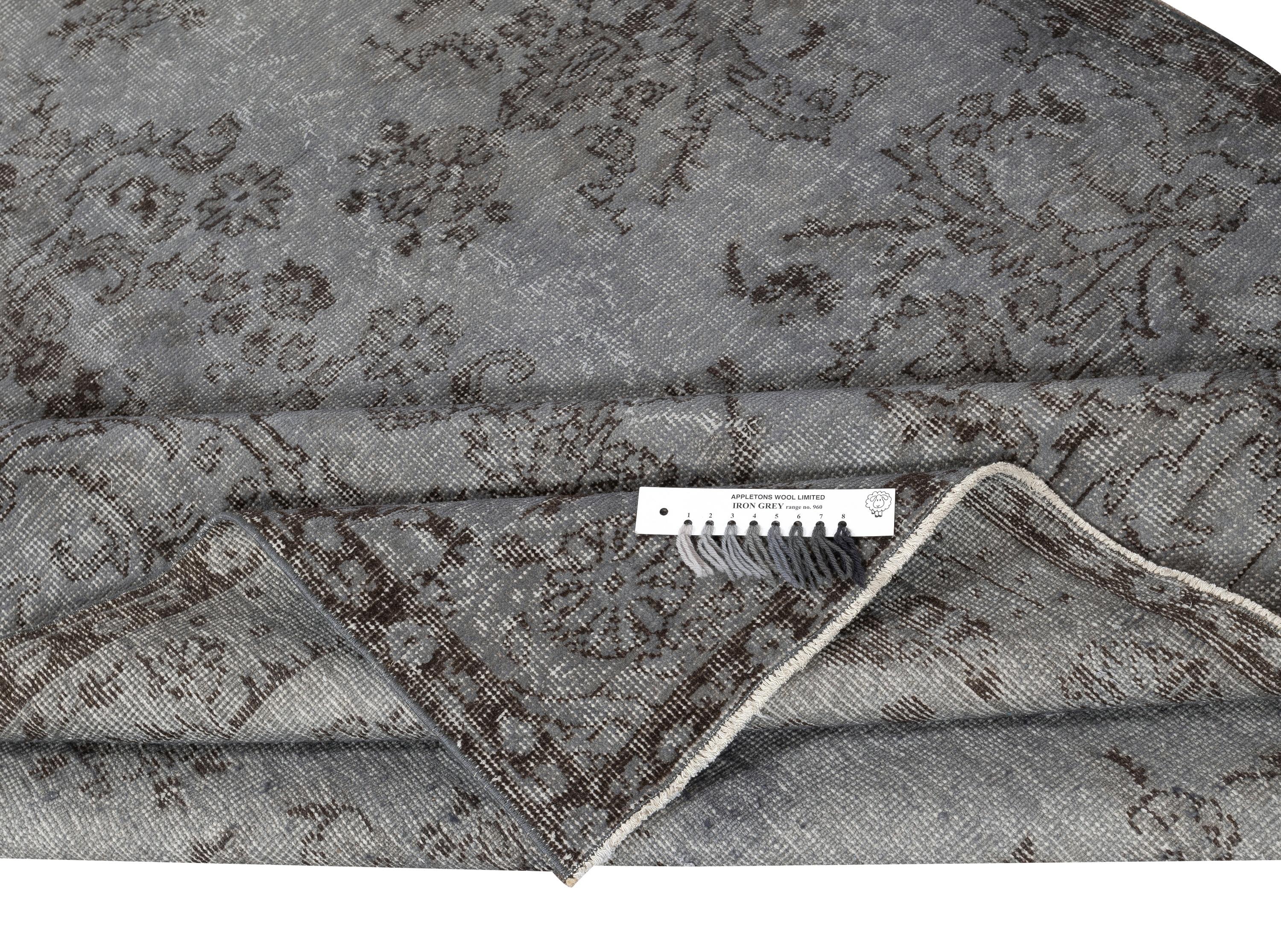 5.5x9 Ft Vintage Rug Overdyed in Grau für moderne Interieurs. Handgefertigt in der Türkei (Moderne) im Angebot